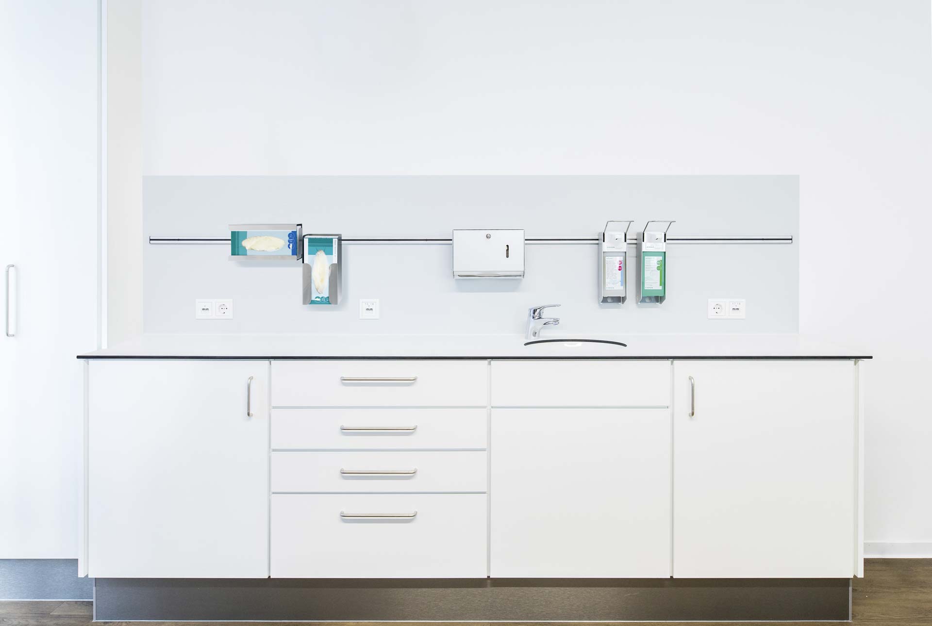 Das Relingsystem MedFlexx, erhältlich bei ip20 Praxiseinrichtung nach Maß.