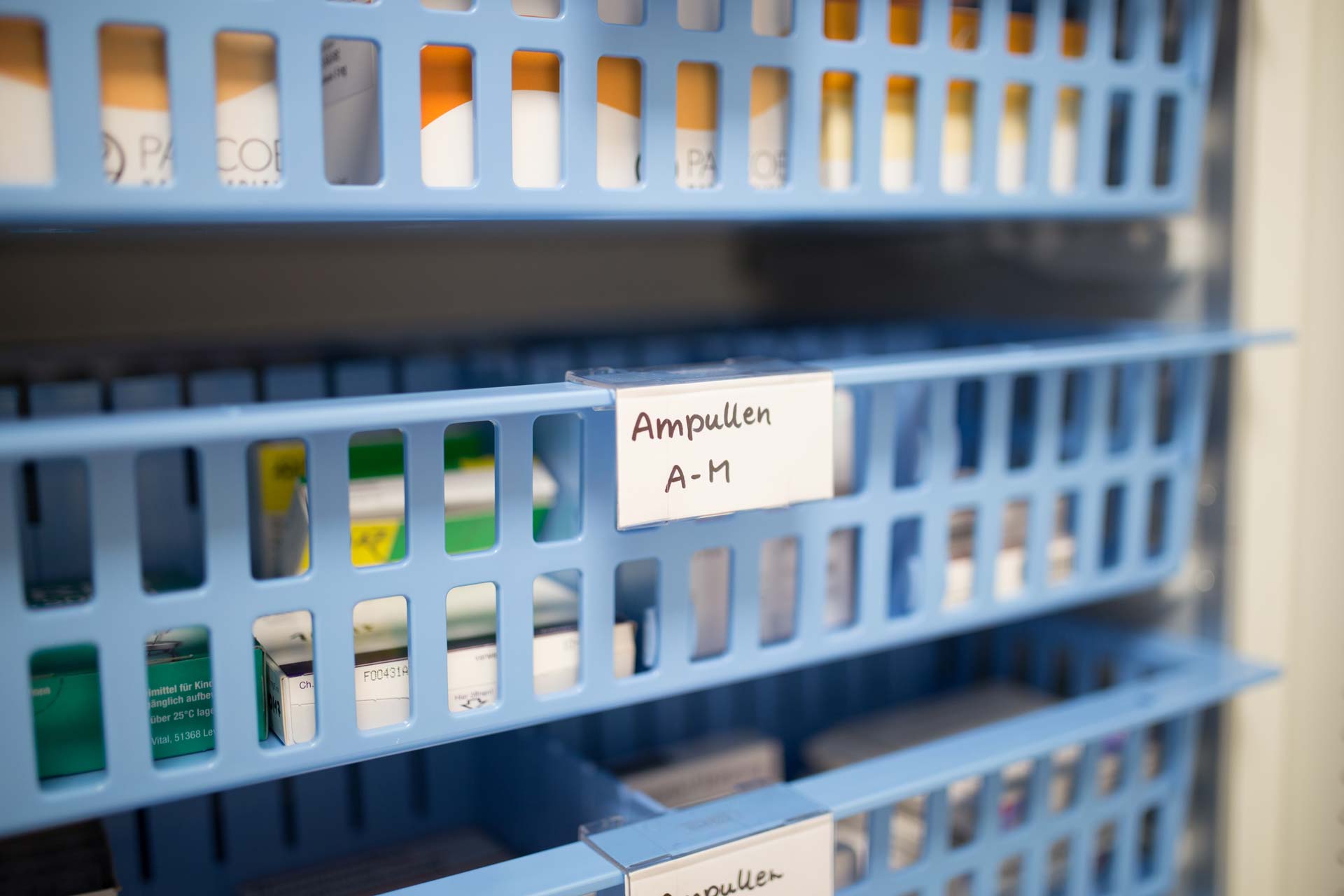 Arzneischrank von ip20 Praxiseinrichtung nach Maß.