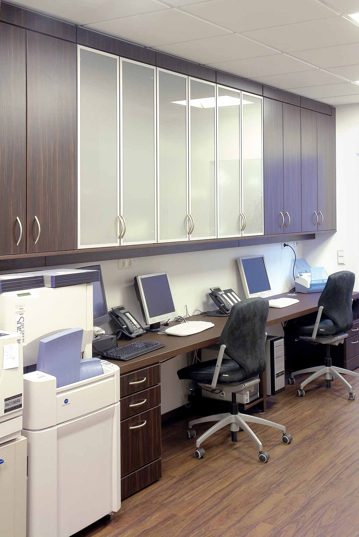 Ein Behandlungszimmer oder Labor mit Möbeln von ip20 Praxiseinrichtung nach Maß.