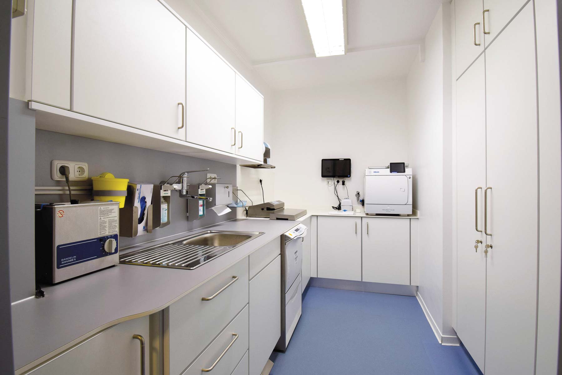 Ein Behandlungszimmer oder Labor mit Möbeln von ip20 Praxiseinrichtung nach Maß.