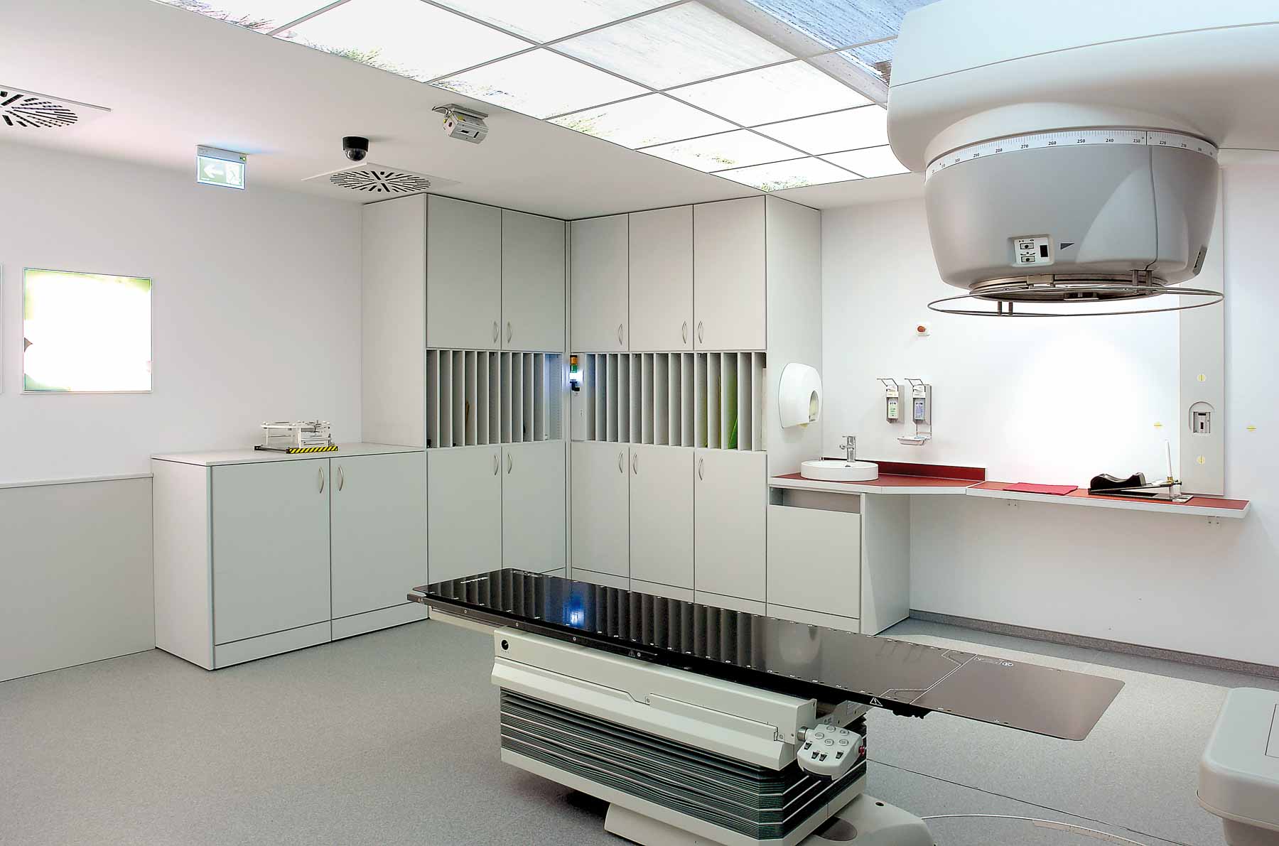 Ein Behandlungszimmer oder Labor mit Möbeln von ip20 Praxiseinrichtung nach Maß.