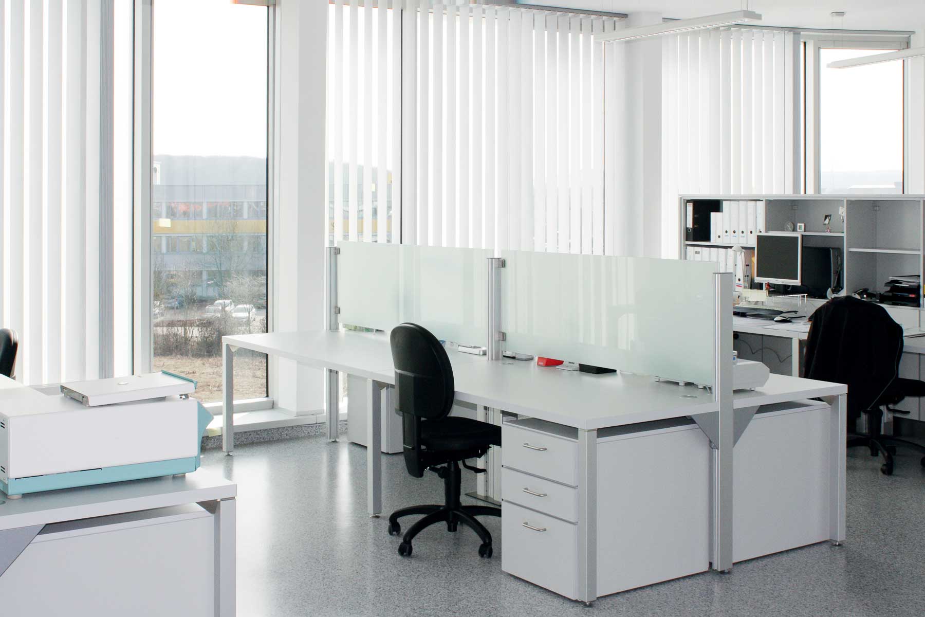 Ein Behandlungszimmer oder Labor mit Möbeln von ip20 Praxiseinrichtung nach Maß.