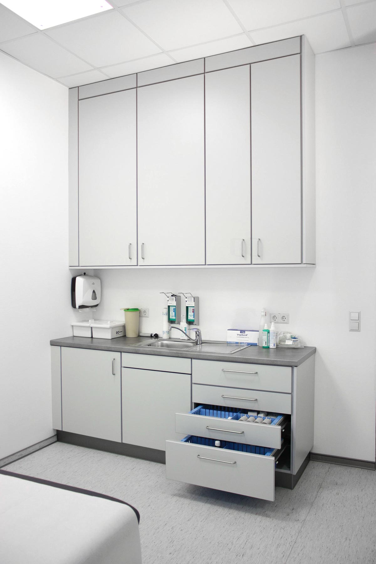 Ein Behandlungszimmer oder Labor mit Möbeln von ip20 Praxiseinrichtung nach Maß.