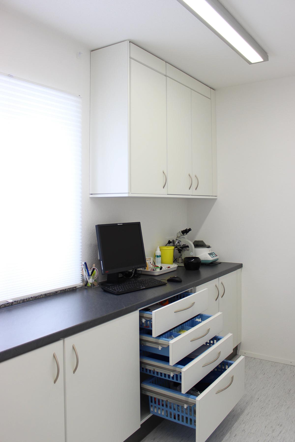 Ein Behandlungszimmer oder Labor mit Möbeln von ip20 Praxiseinrichtung nach Maß.