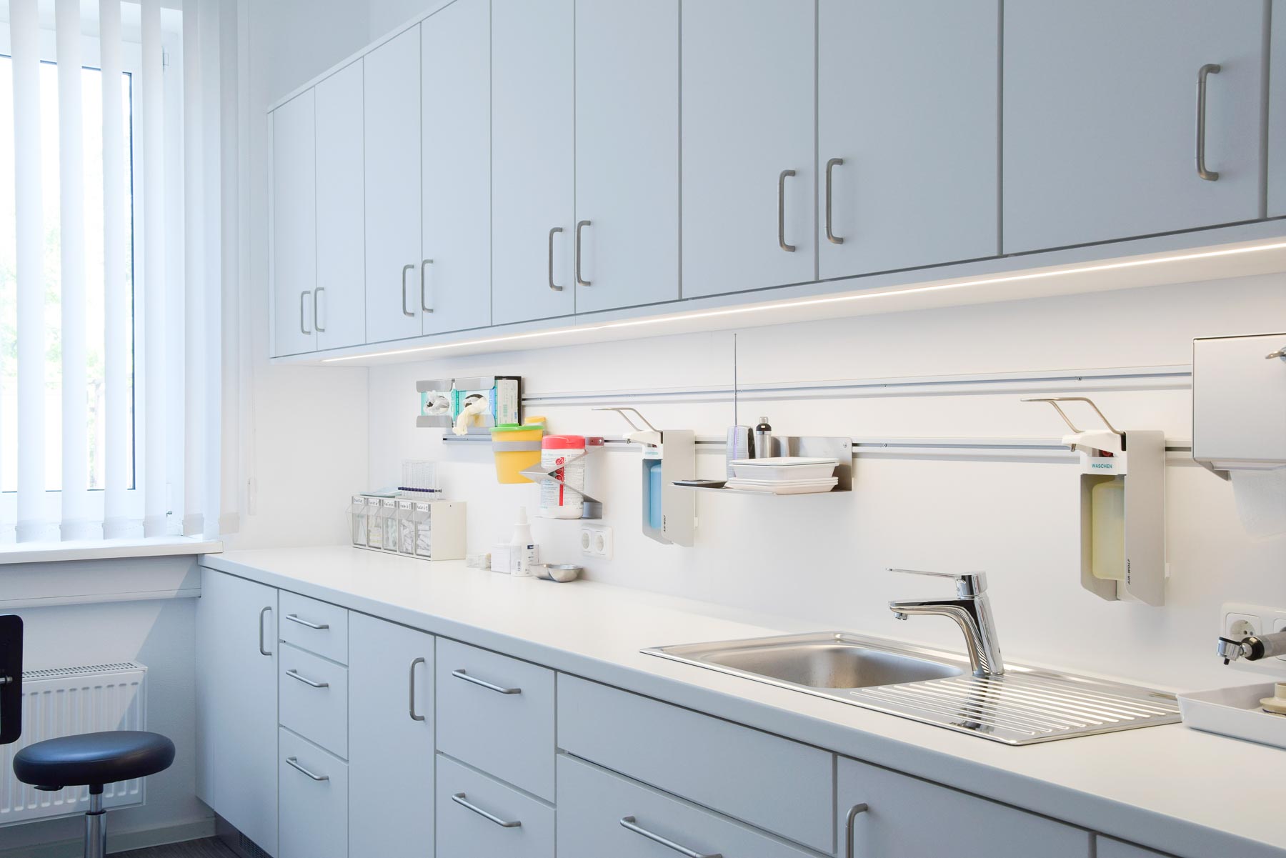 Ein Behandlungszimmer oder Labor mit Möbeln von ip20 Praxiseinrichtung nach Maß.