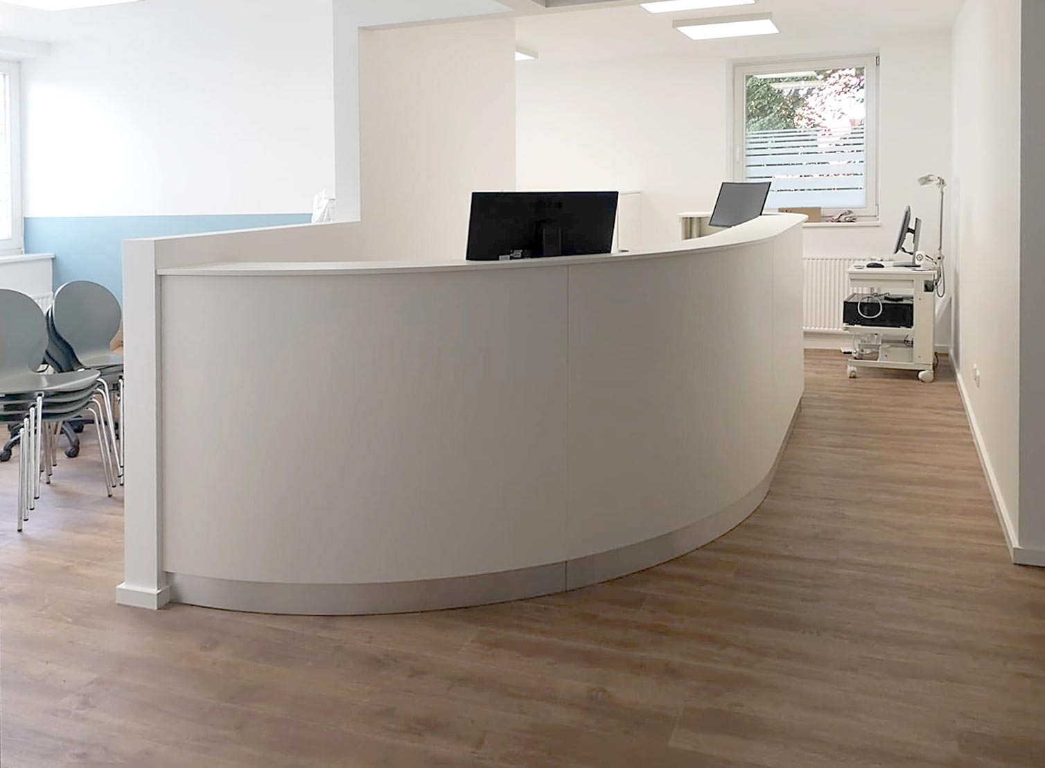 Ein Tresen von ip20 Praxiseinrichtung nach Maß.