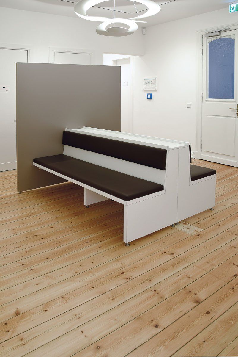 Wartezimmer mit Sitzmöbeln von ip20 Praxiseinrichtung nach Maß.