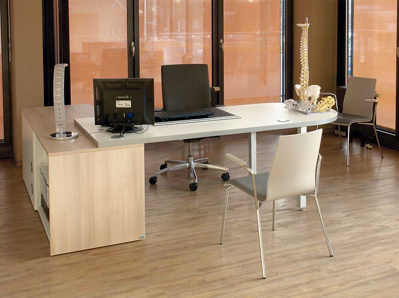 Arztzimmer bzw. Sprechzimmer oder Untersuchungsraum mit Möbeln von ip20 Praxiseinrichtung nach Maß.