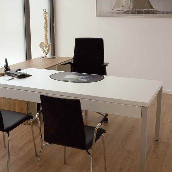 ip20 open desk: Tische von ip20 Praxiseinrichtung nach Maß.