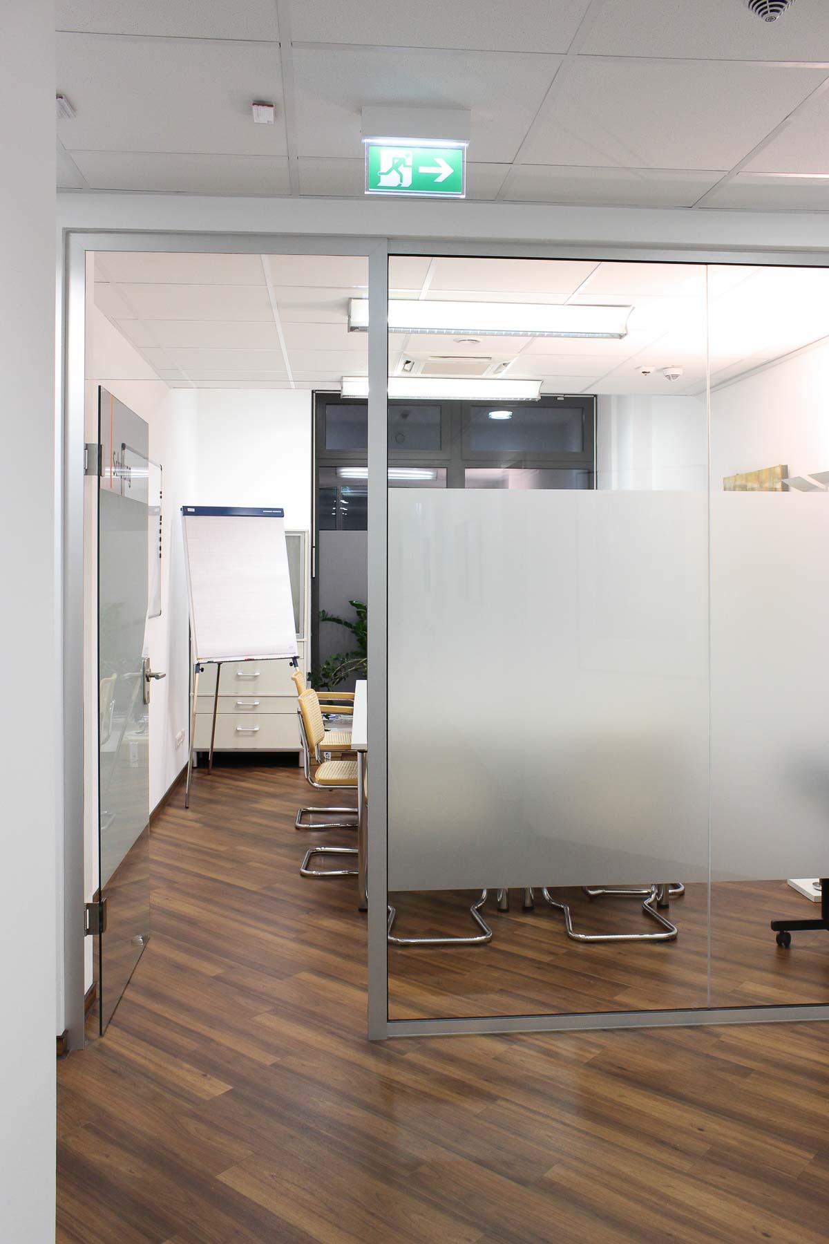 Praxisraum mit Trennwand, Raumtrennung, Raumteiler oder Trennschrank von ip20 Praxiseinrichtung nach Maß.