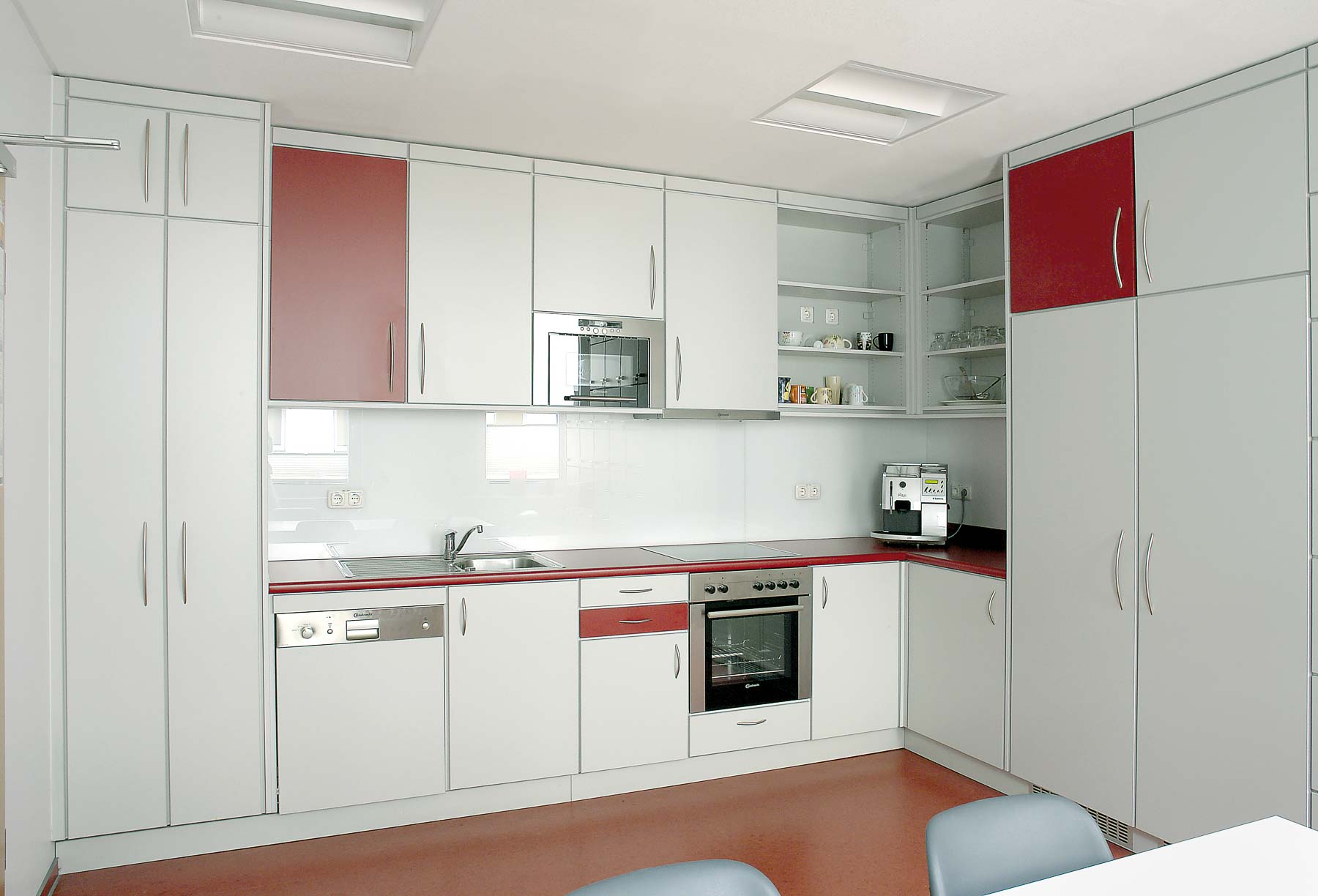 Küche oder Pantry von ip20 Praxiseinrichtung nach Maß.