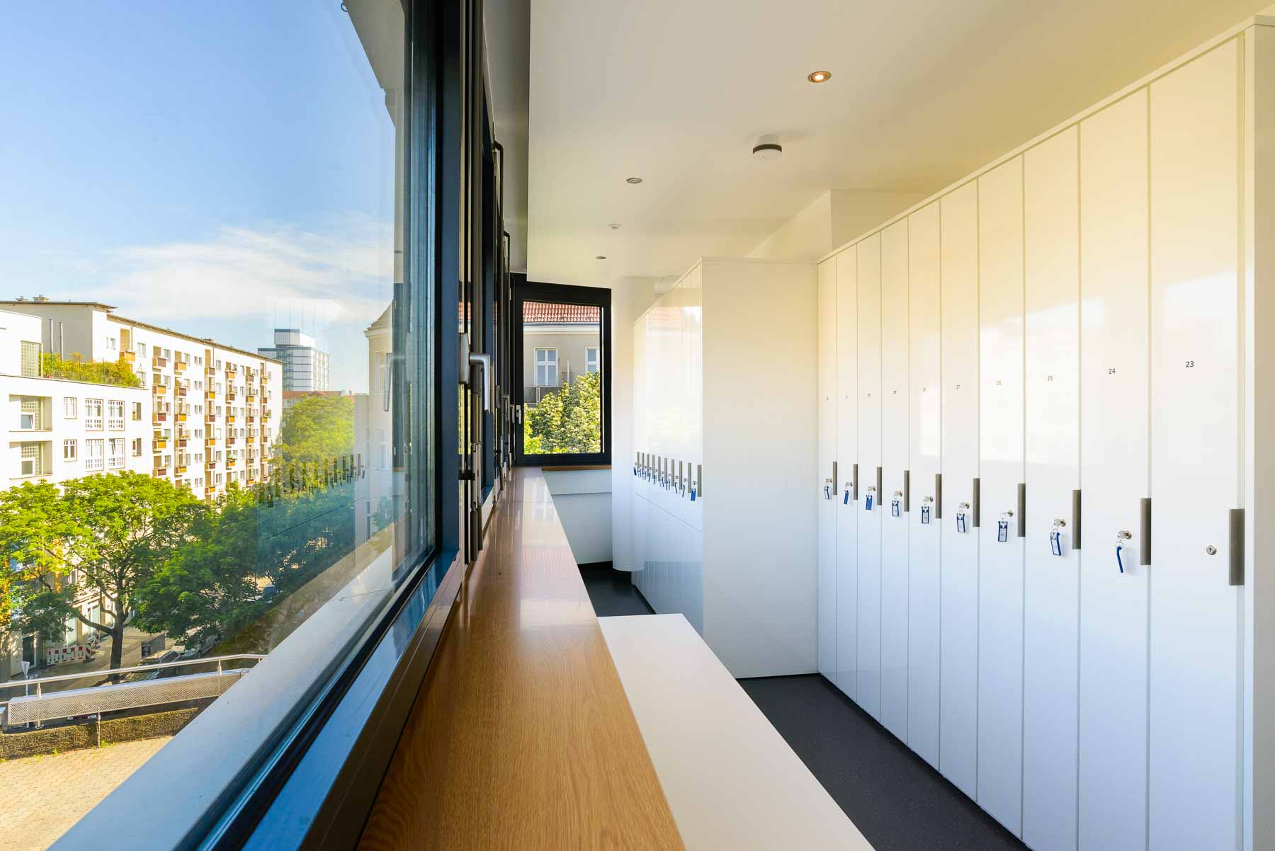 Umkleideraum mit Spinden von ip20 Praxiseinrichtung nach Maß.