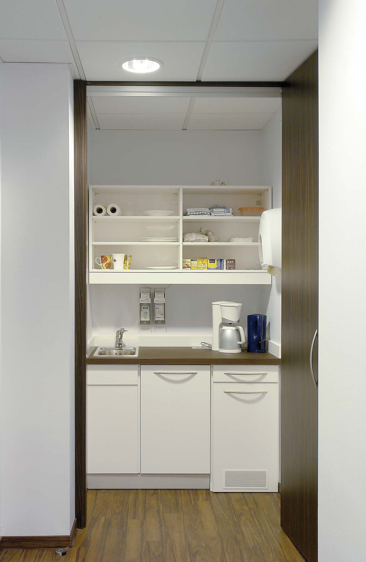 Küche oder Pantry von ip20 Praxiseinrichtung nach Maß.