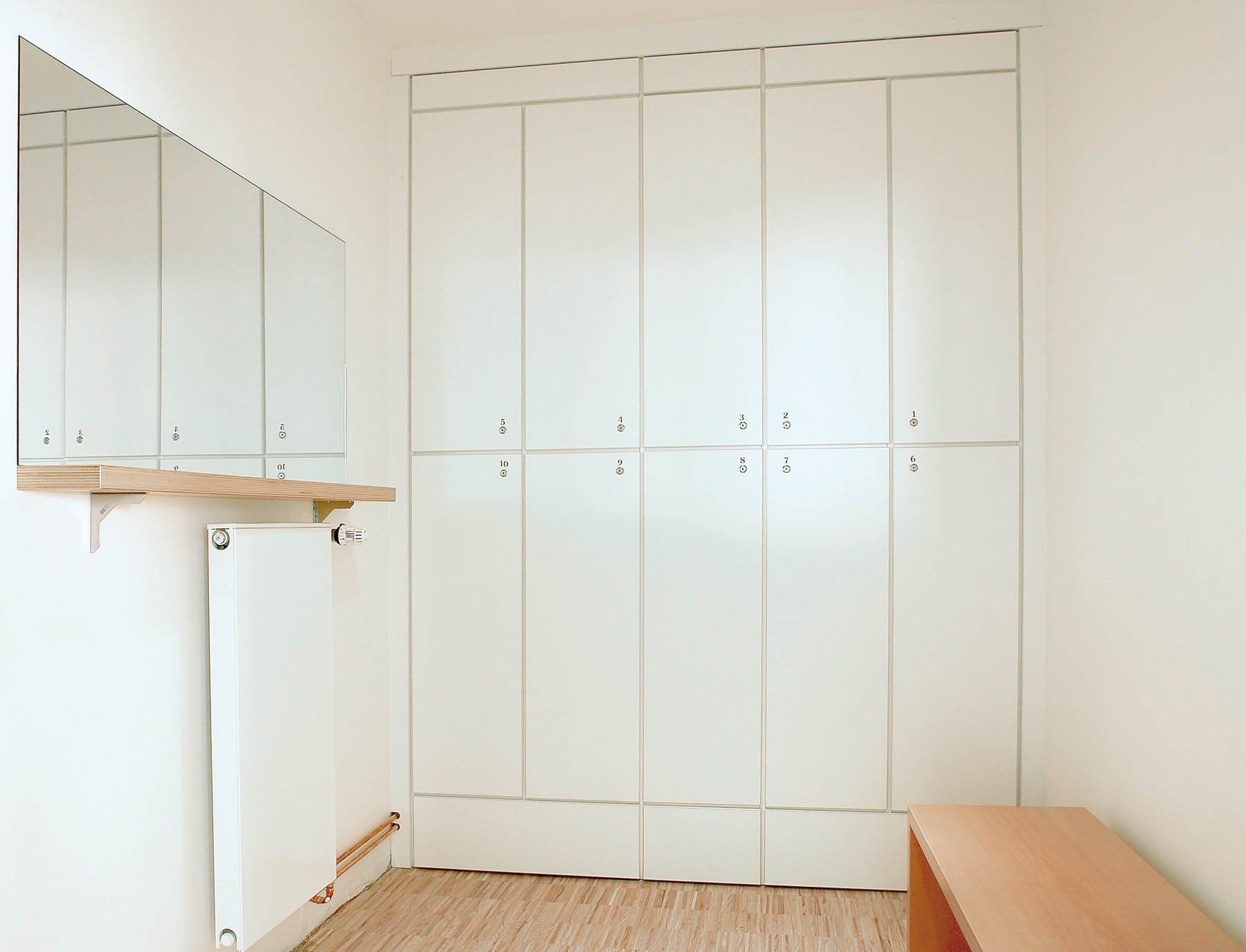 Umkleideraum mit Kleiderschrank von ip20 Praxiseinrichtung nach Maß.