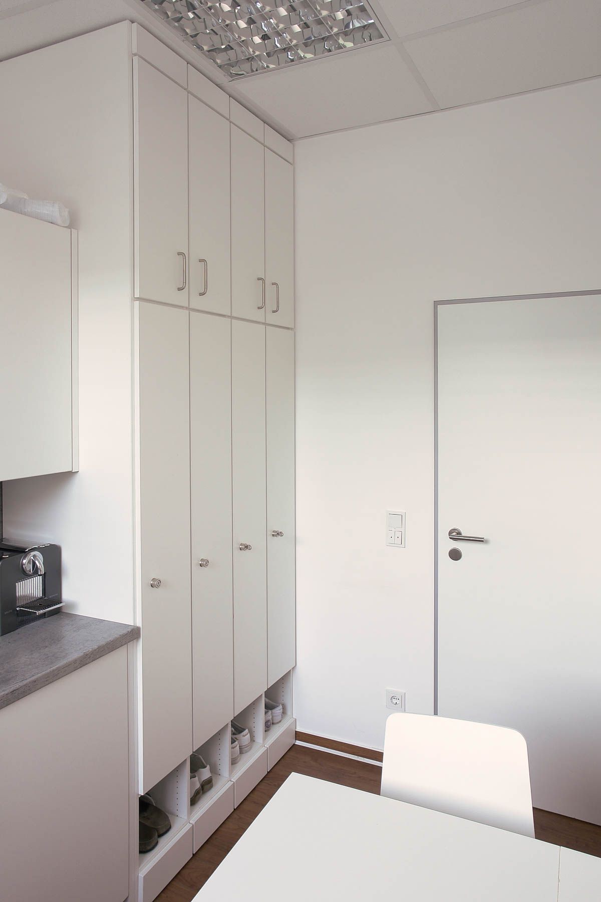 Umkleideraum mit Spinden von ip20 Praxiseinrichtung nach Maß.