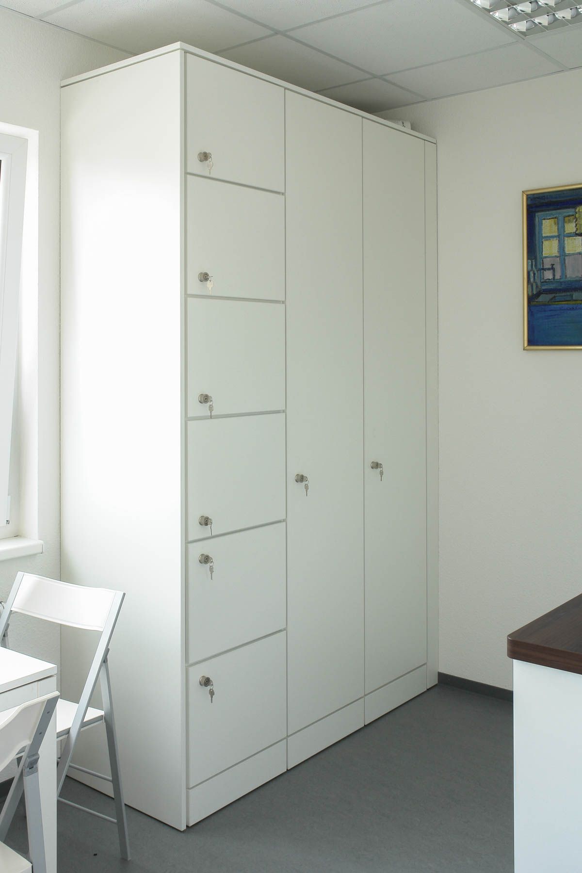 Umkleideraum mit Kleiderschrank von ip20 Praxiseinrichtung nach Maß.