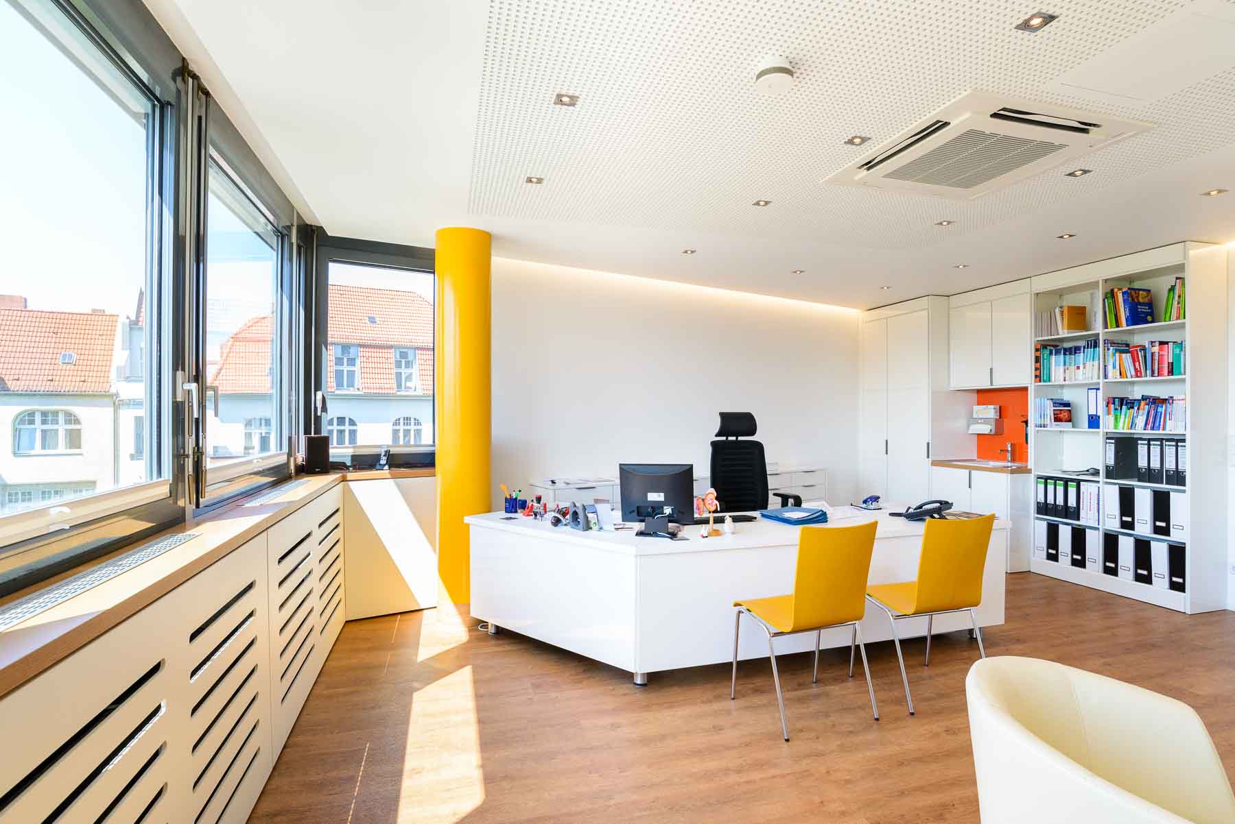 Arztzimmer bzw. Sprechzimmer oder Untersuchungsraum mit Möbeln von ip20 Praxiseinrichtung nach Maß.