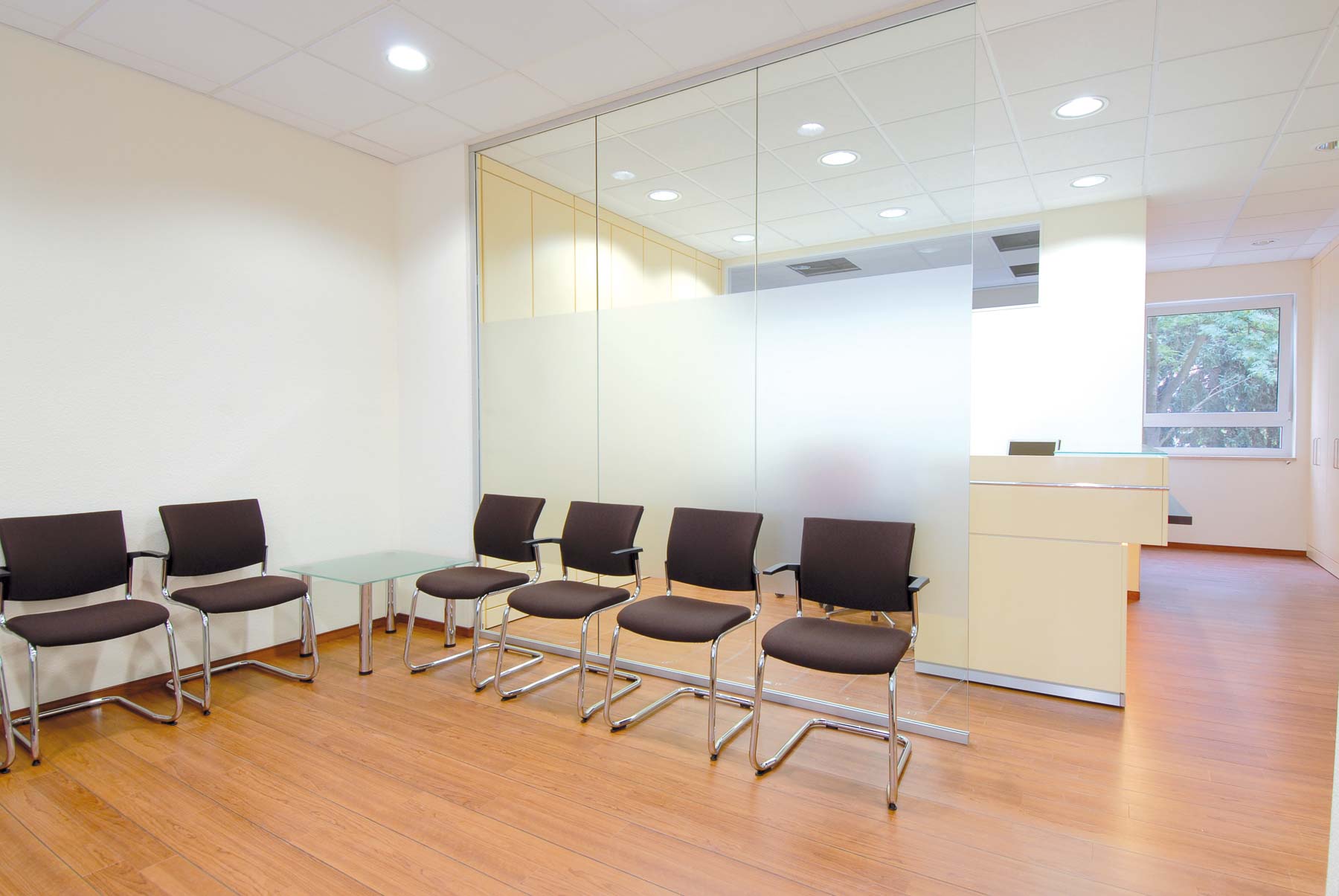 Wartezimmer mit Sitzmöbeln von ip20 Praxiseinrichtung nach Maß.