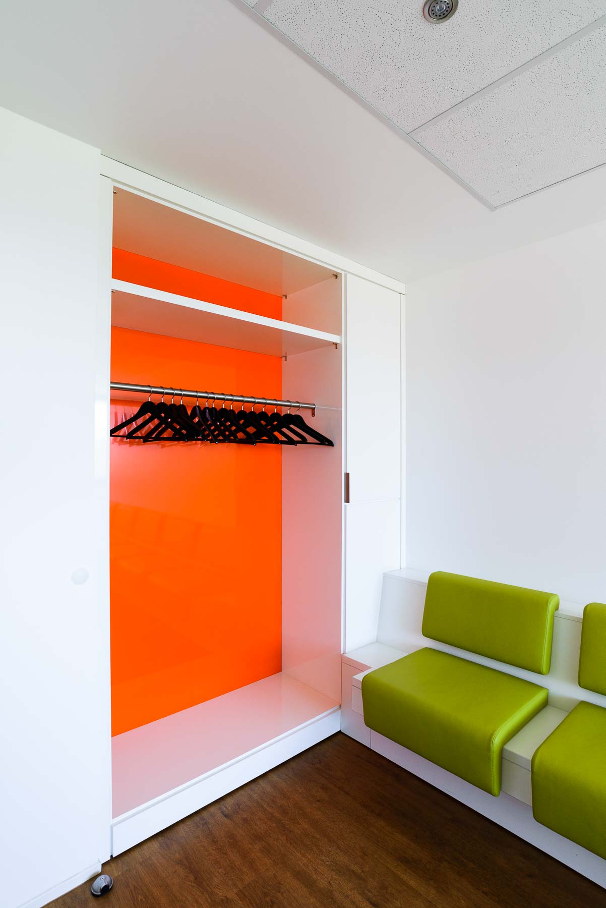 Wartezimmer mit Garderobe von ip20 Praxiseinrichtung nach Maß.