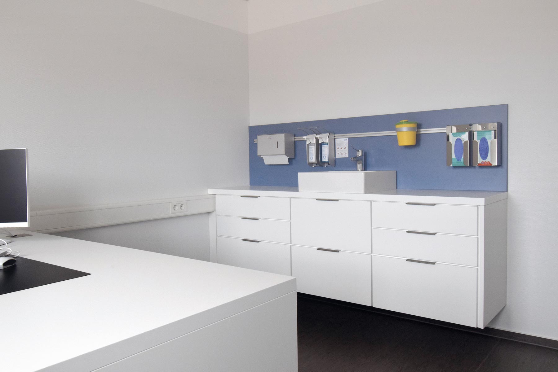 Ein Behandlungszimmer oder Labor mit Möbeln von ip20 Praxiseinrichtung nach Maß.