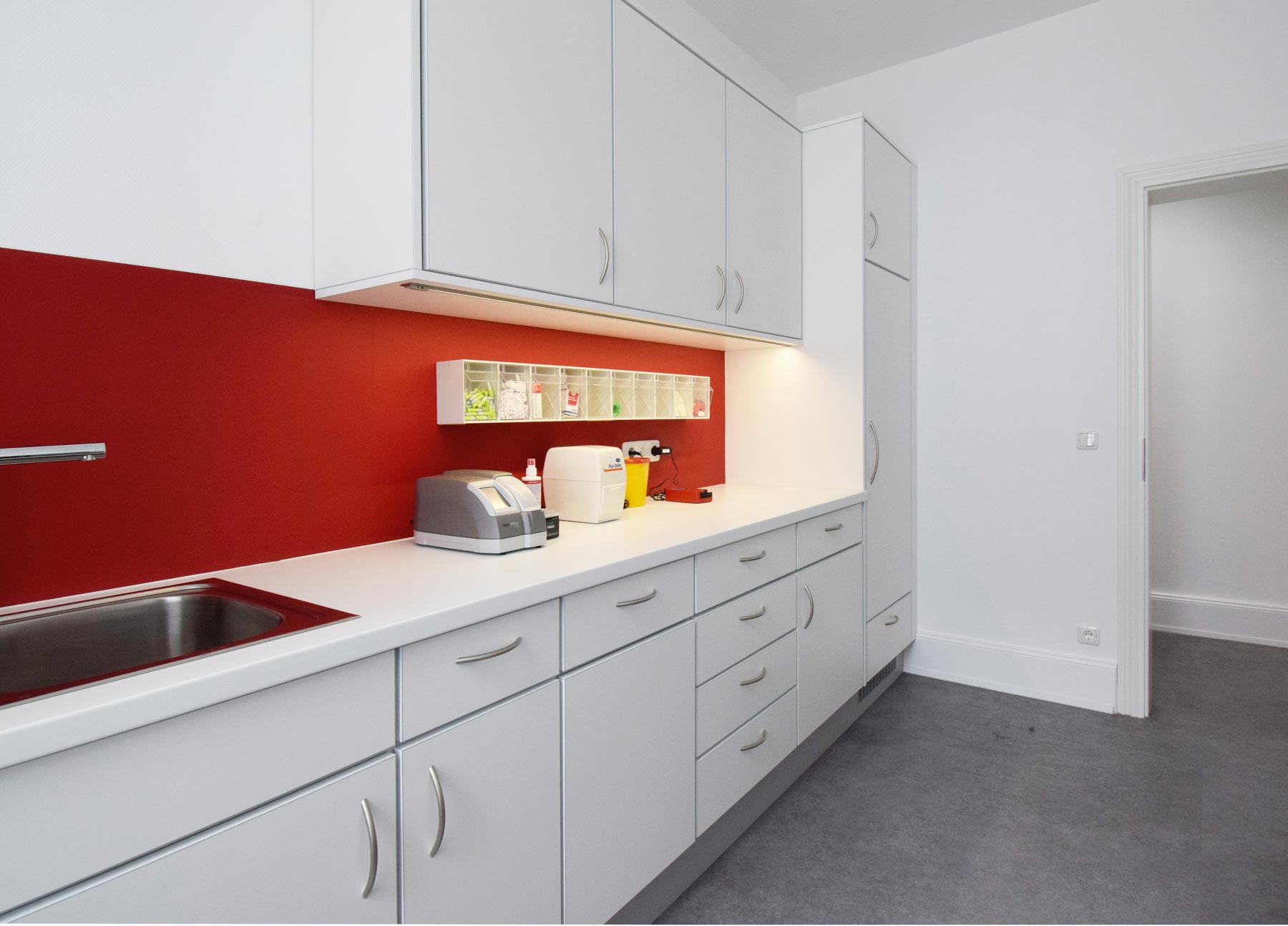 Ein Behandlungszimmer oder Labor mit Möbeln von ip20 Praxiseinrichtung nach Maß.