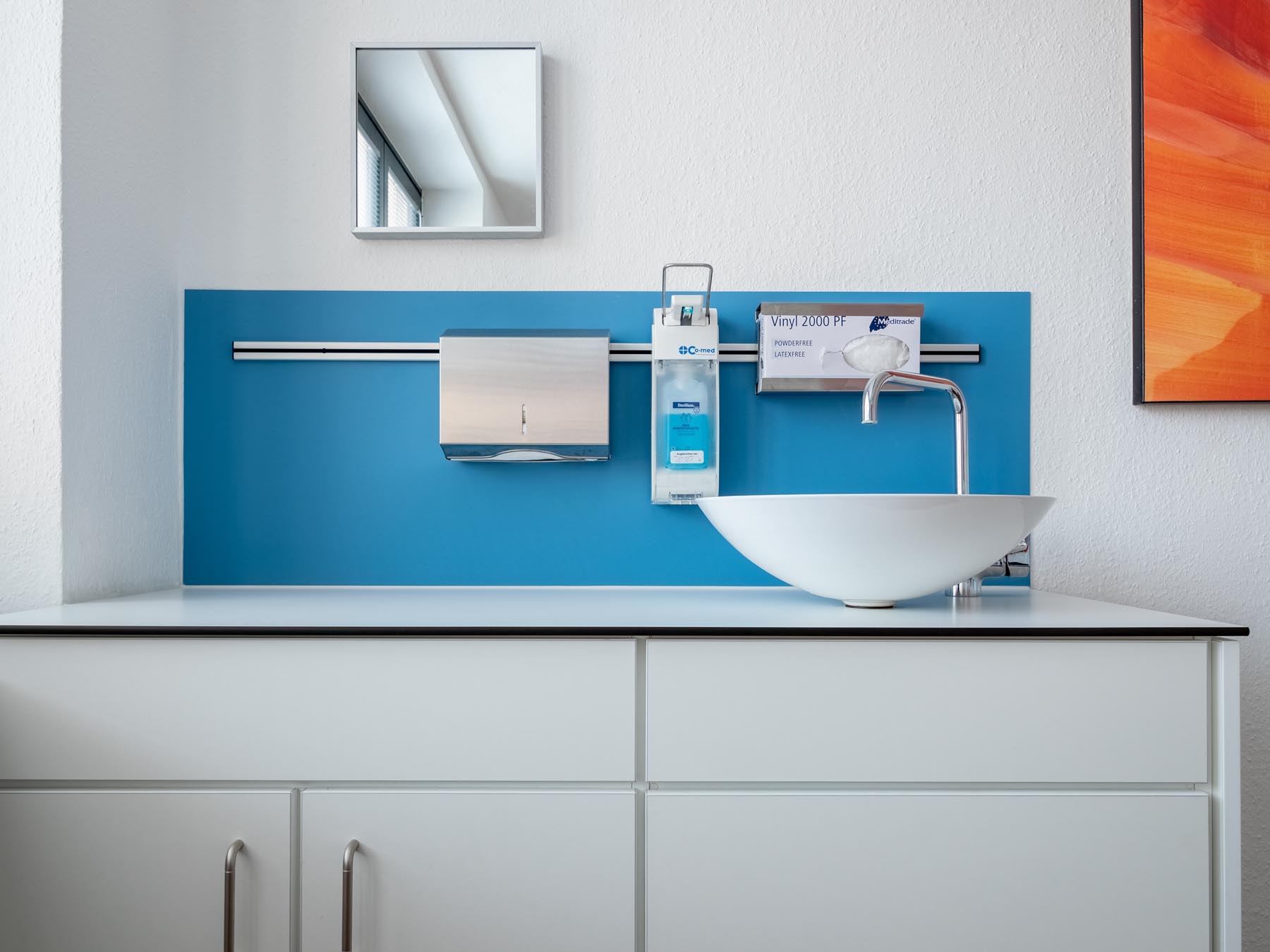 Das Relingsystem MedFlexx, erhältlich bei ip20 Praxiseinrichtung nach Maß.