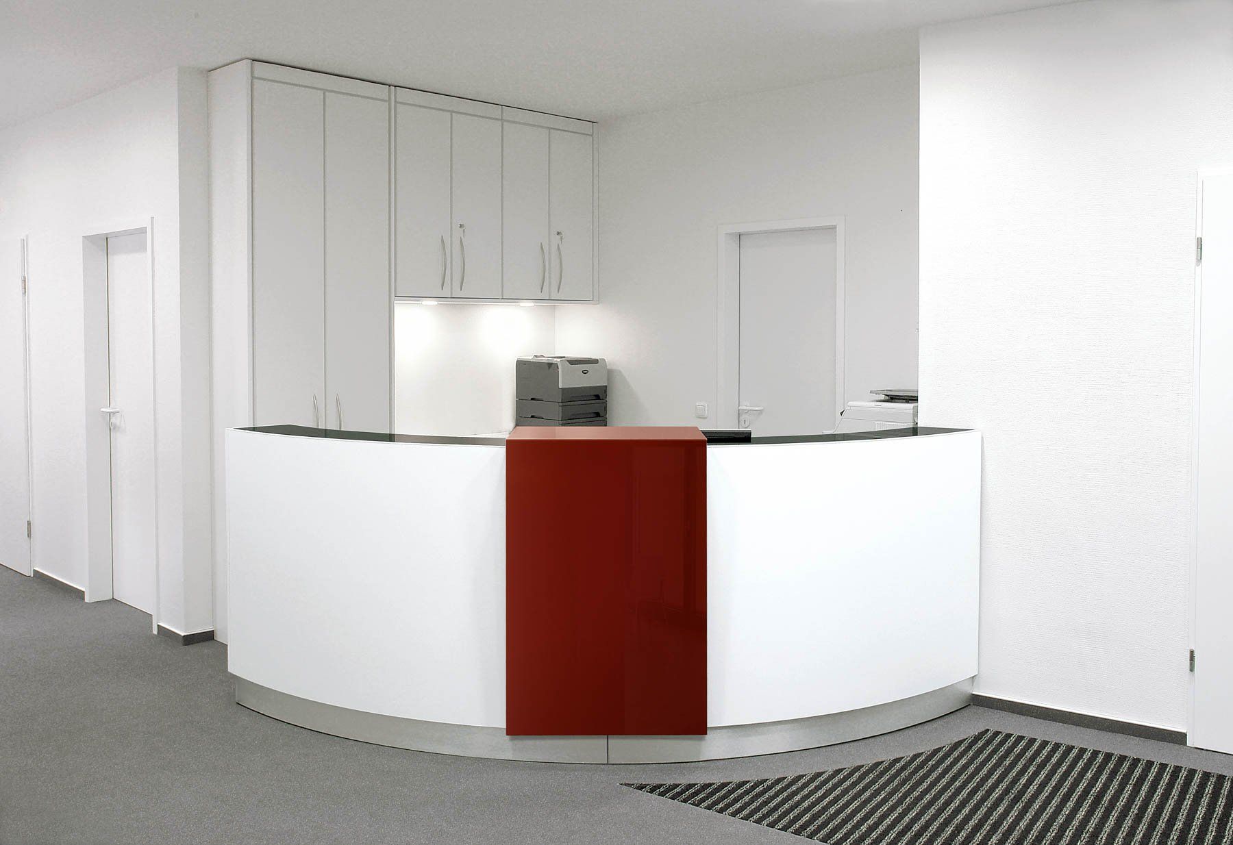 Tresen, Theke, Annahme- und Empfangstresen von ip20 Praxiseinrichtung nach Maß.