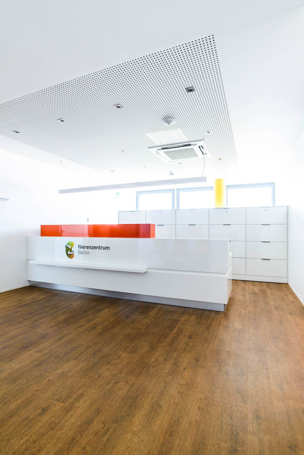 Tresen, Theke, Annahme- und Empfangstresen von ip20 Praxiseinrichtung nach Maß.