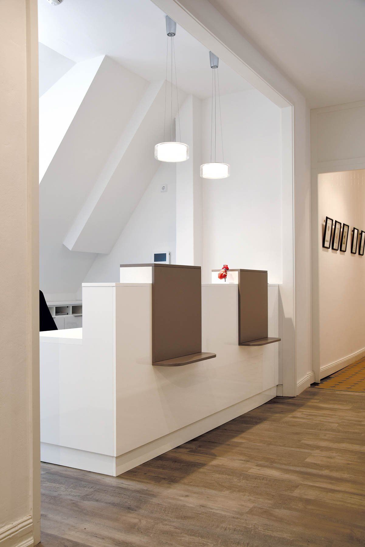 Tresen, Theke, Annahme- und Empfangstresen von ip20 Praxiseinrichtung nach Maß.