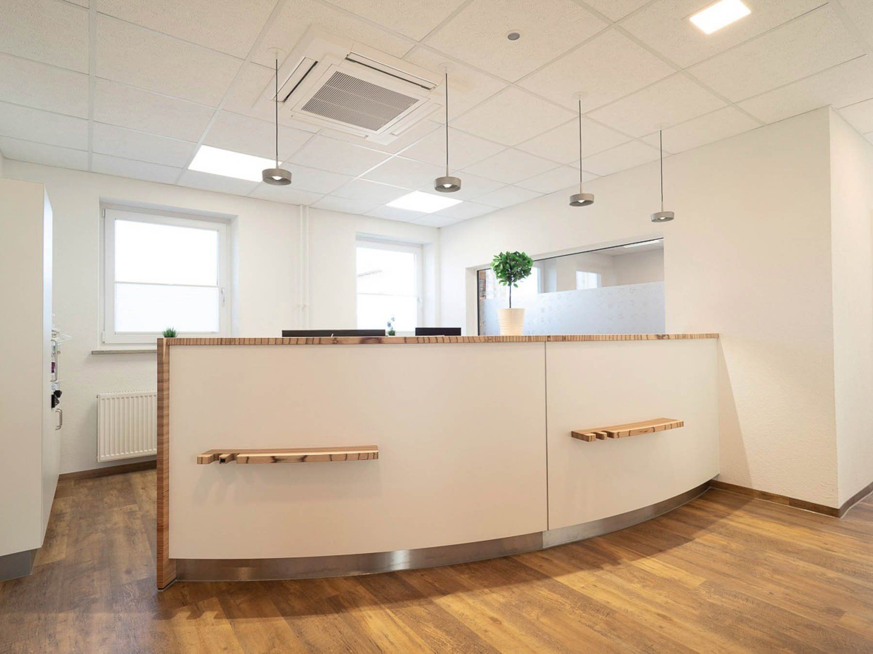 Tresen, Theke, Annahme- und Empfangstresen von ip20 Praxiseinrichtung nach Maß.