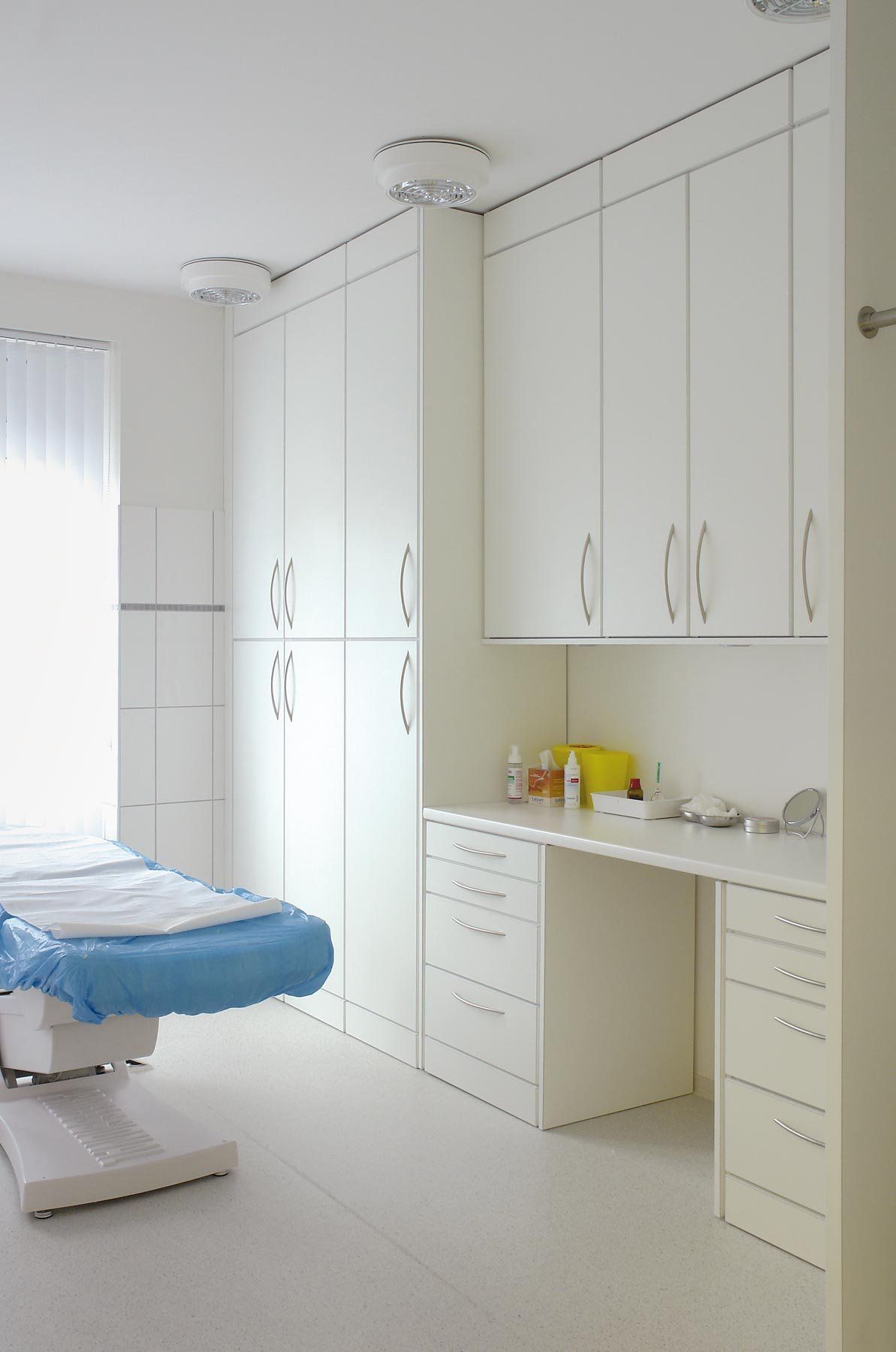 Ein Behandlungszimmer oder Labor mit Möbeln von ip20 Praxiseinrichtung nach Maß.