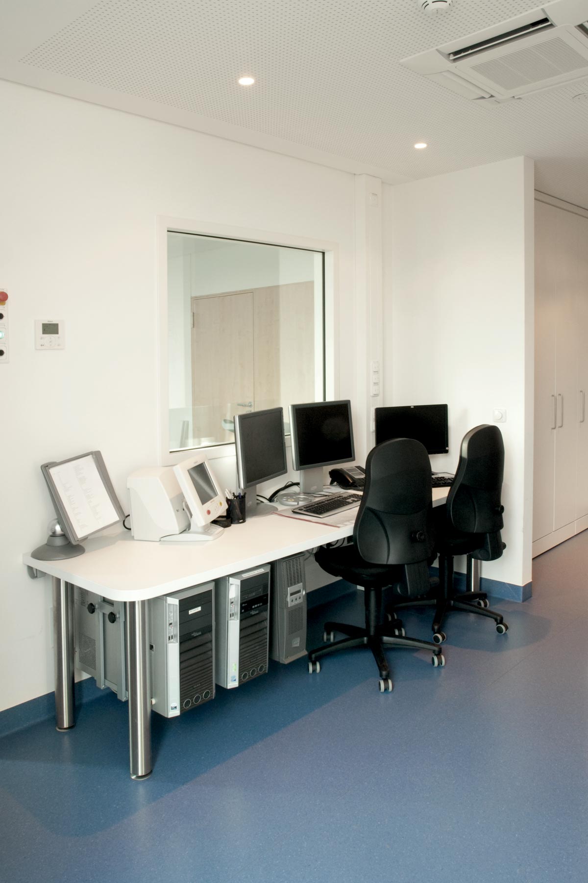 Ein Behandlungszimmer oder Labor mit Möbeln von ip20 Praxiseinrichtung nach Maß.