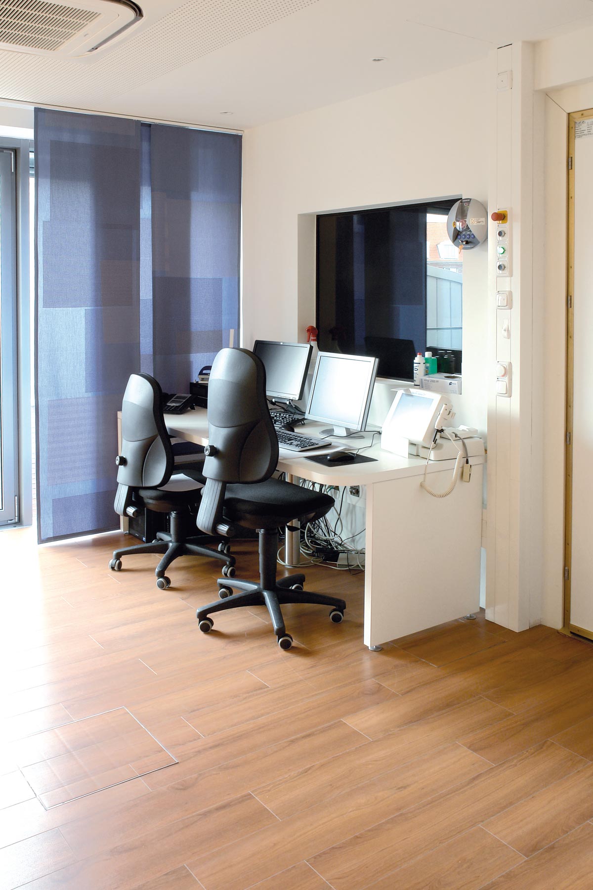 Ein Behandlungszimmer oder Labor mit Möbeln von ip20 Praxiseinrichtung nach Maß.