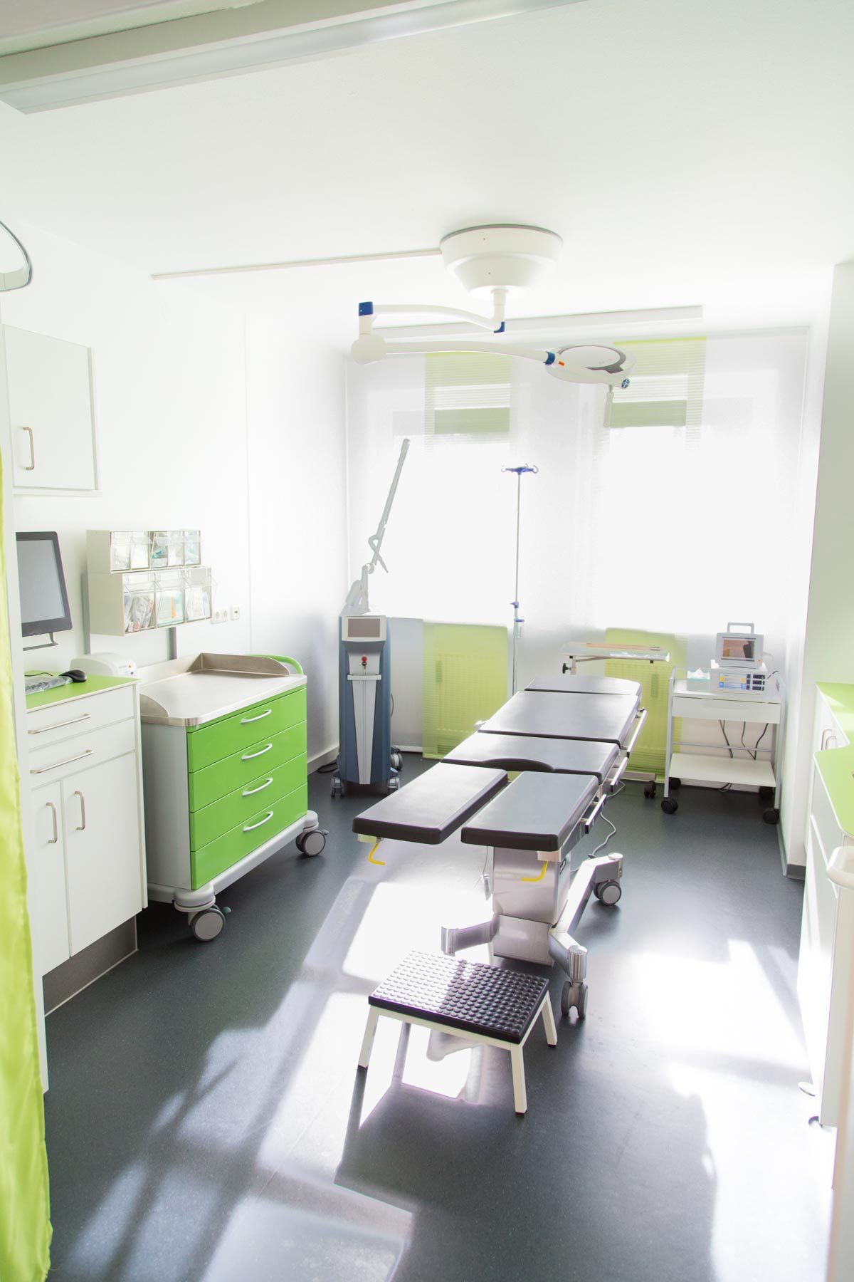 Ein Behandlungszimmer oder Labor mit Möbeln von ip20 Praxiseinrichtung nach Maß.