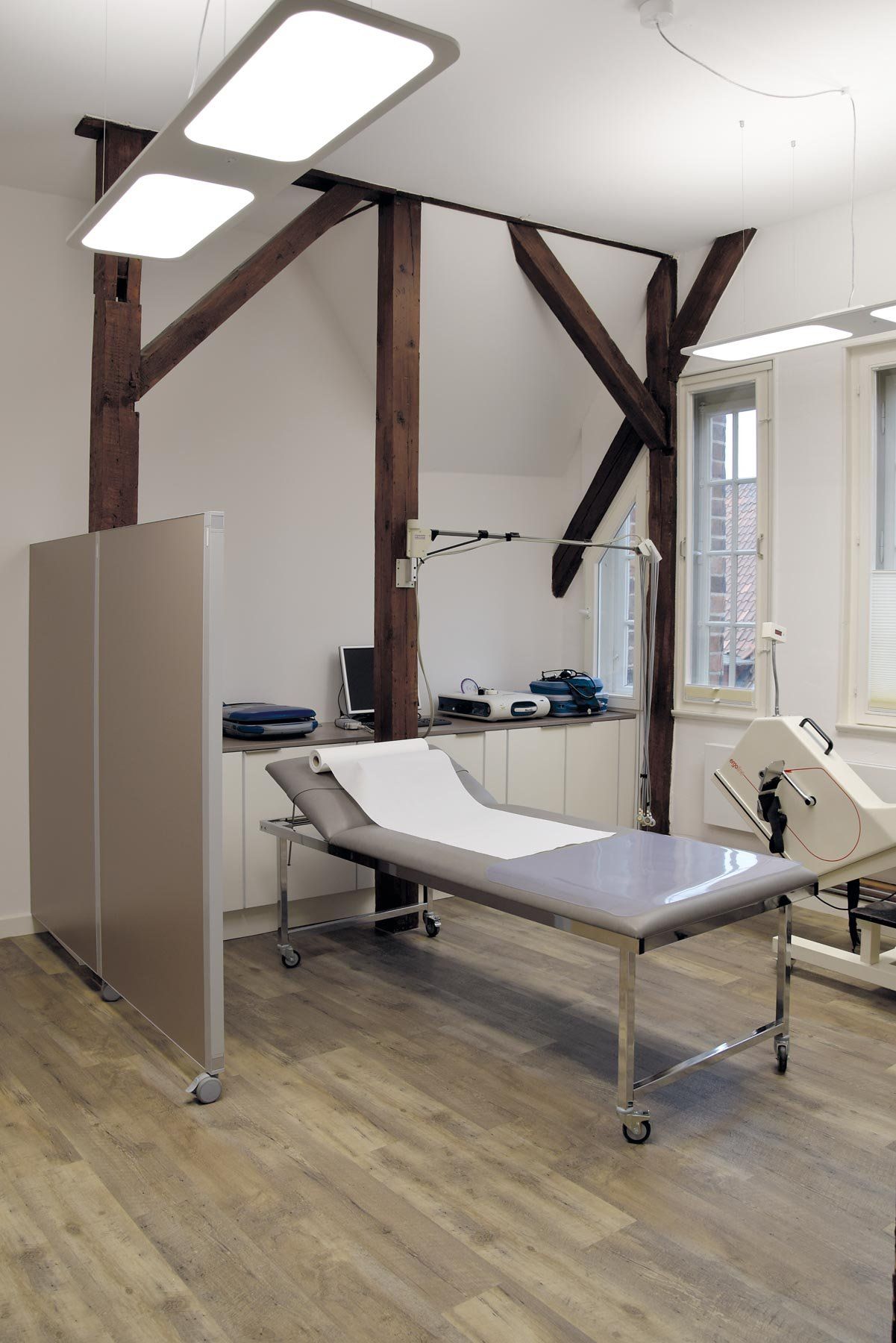 Ein Behandlungszimmer oder Labor mit Möbeln von ip20 Praxiseinrichtung nach Maß.