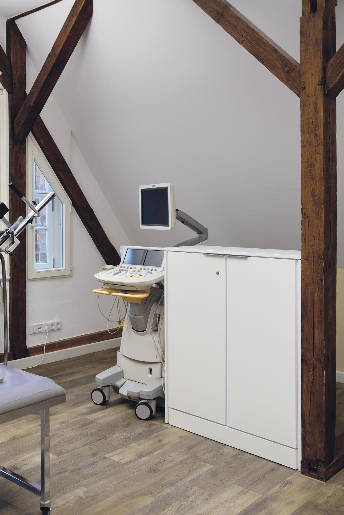 Ein Behandlungszimmer oder Labor mit Möbeln von ip20 Praxiseinrichtung nach Maß.