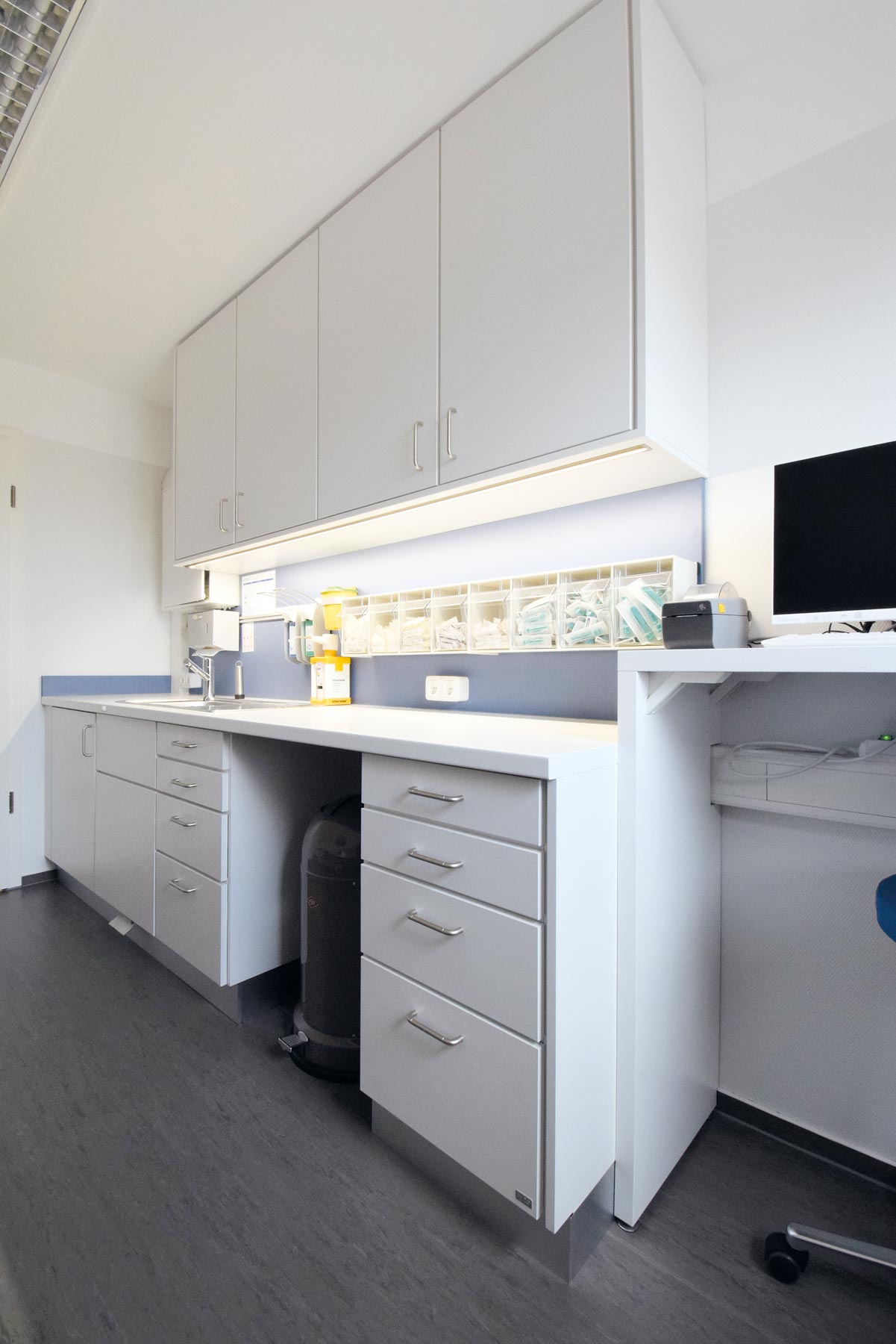 Ein Behandlungszimmer oder Labor mit Möbeln von ip20 Praxiseinrichtung nach Maß.