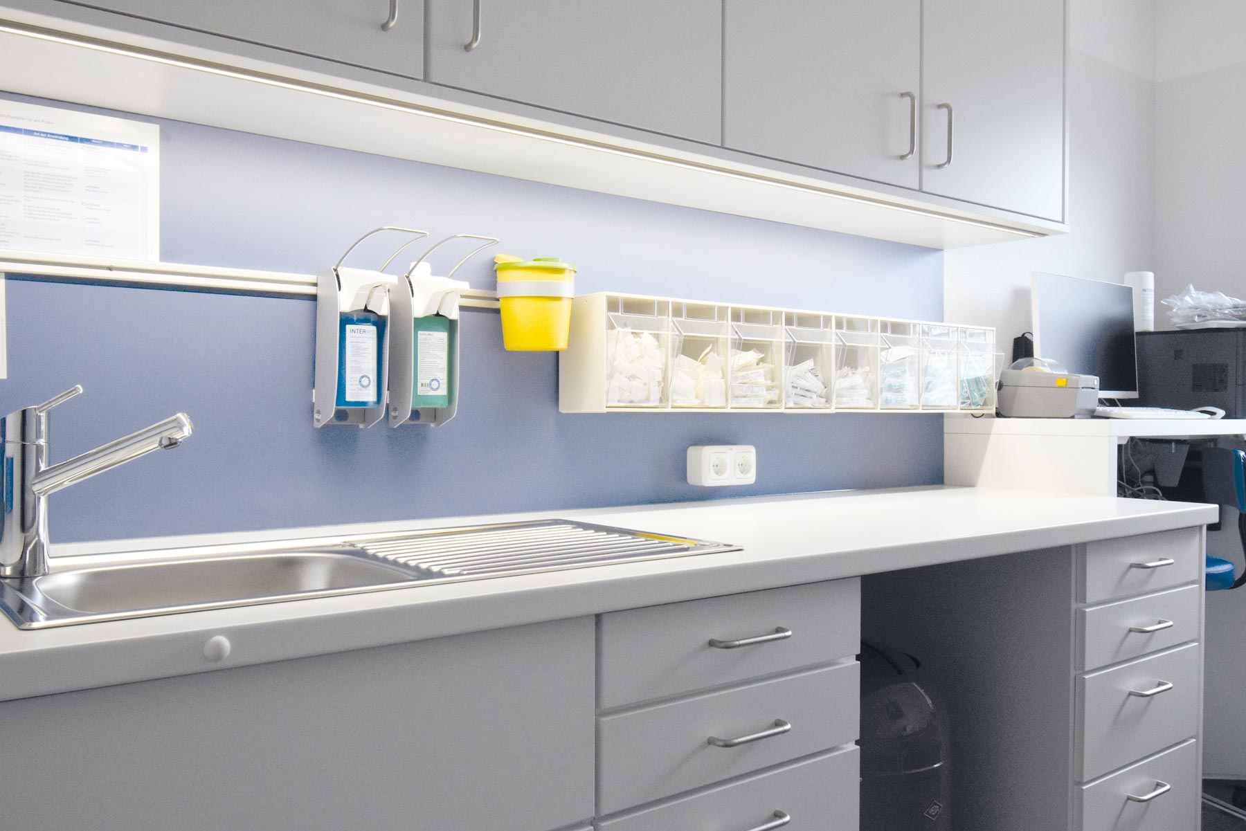 Ein Behandlungszimmer oder Labor mit Möbeln von ip20 Praxiseinrichtung nach Maß.