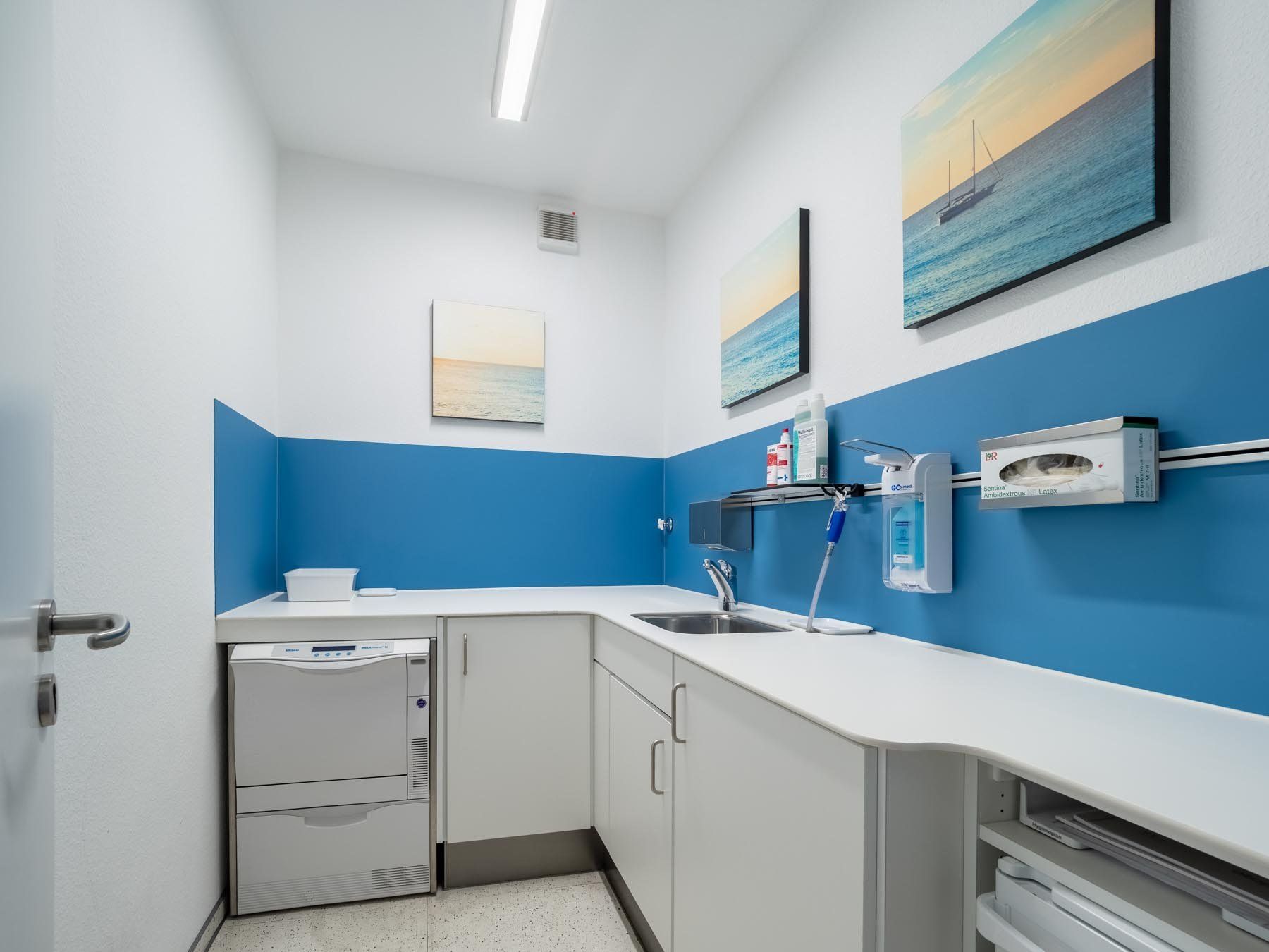 Ein Behandlungszimmer oder Labor mit Möbeln von ip20 Praxiseinrichtung nach Maß.