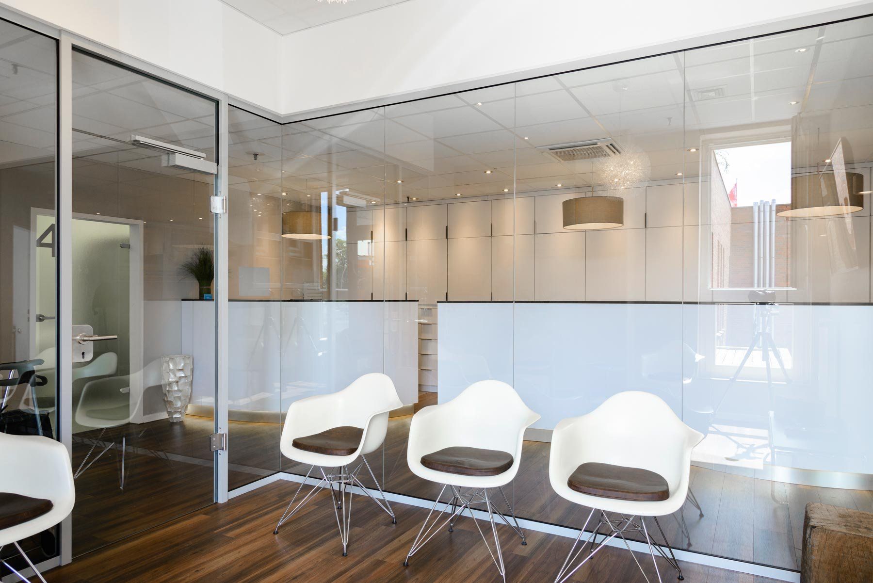 Praxisraum mit Trennwand, Raumtrennung, Raumteiler oder Trennschrank von ip20 Praxiseinrichtung nach Maß.