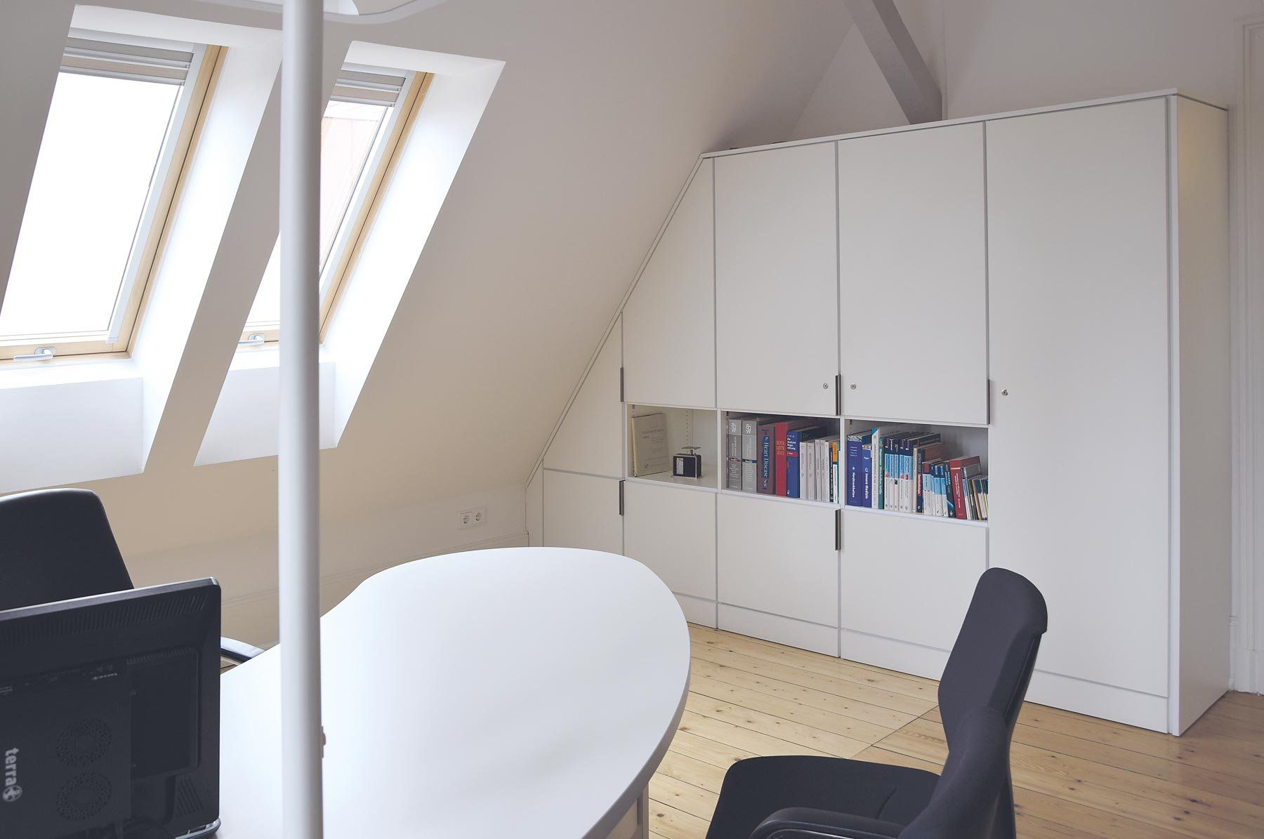 Arztzimmer bzw. Sprechzimmer oder Untersuchungsraum mit Möbeln von ip20 Praxiseinrichtung nach Maß.