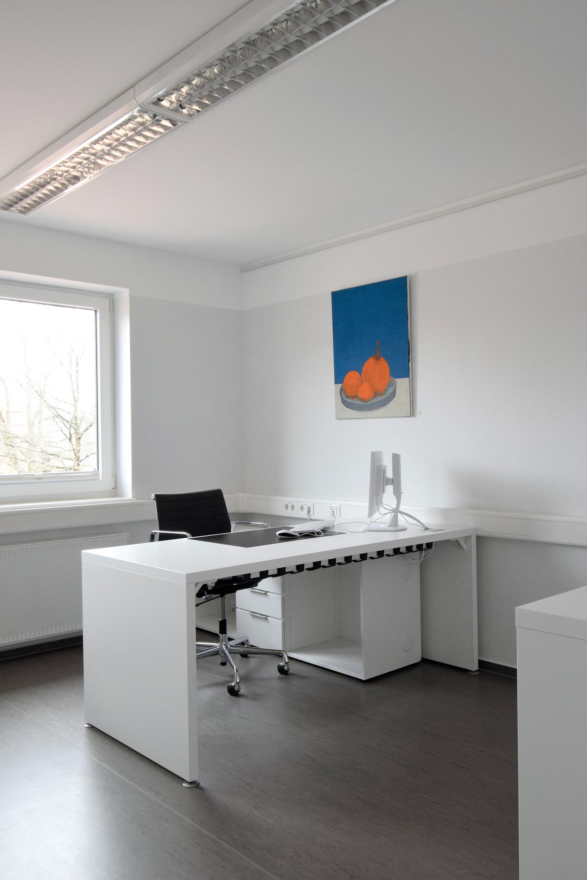 Arztzimmer bzw. Sprechzimmer oder Untersuchungsraum mit Möbeln von ip20 Praxiseinrichtung nach Maß.