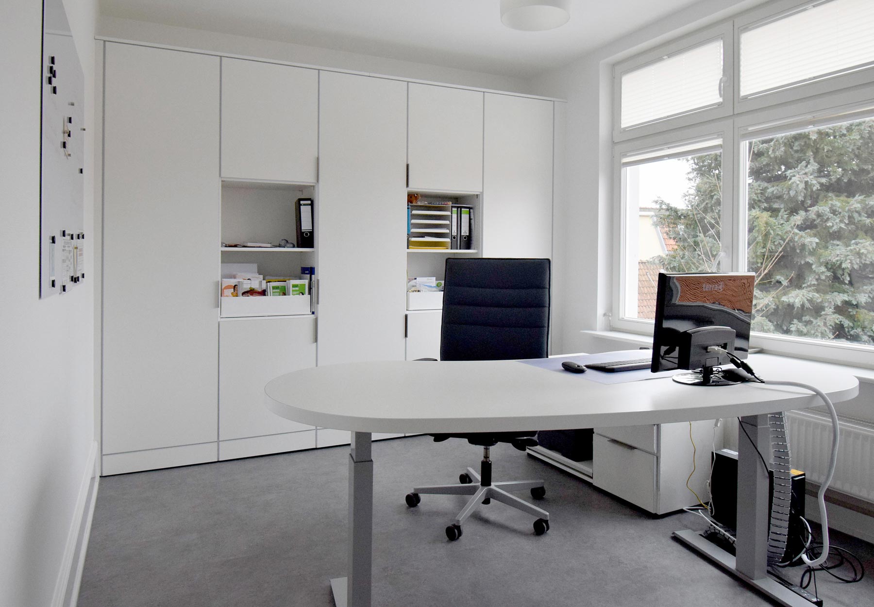 Arztzimmer bzw. Sprechzimmer oder Untersuchungsraum mit Möbeln von ip20 Praxiseinrichtung nach Maß.