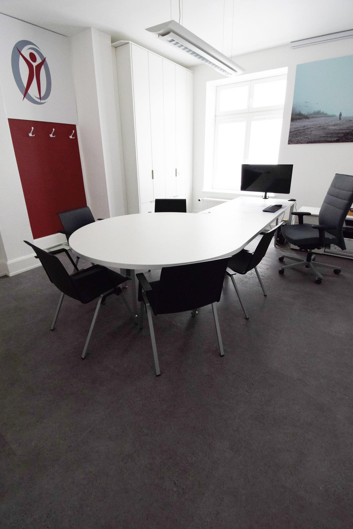 Arztzimmer bzw. Sprechzimmer oder Untersuchungsraum mit Möbeln von ip20 Praxiseinrichtung nach Maß.