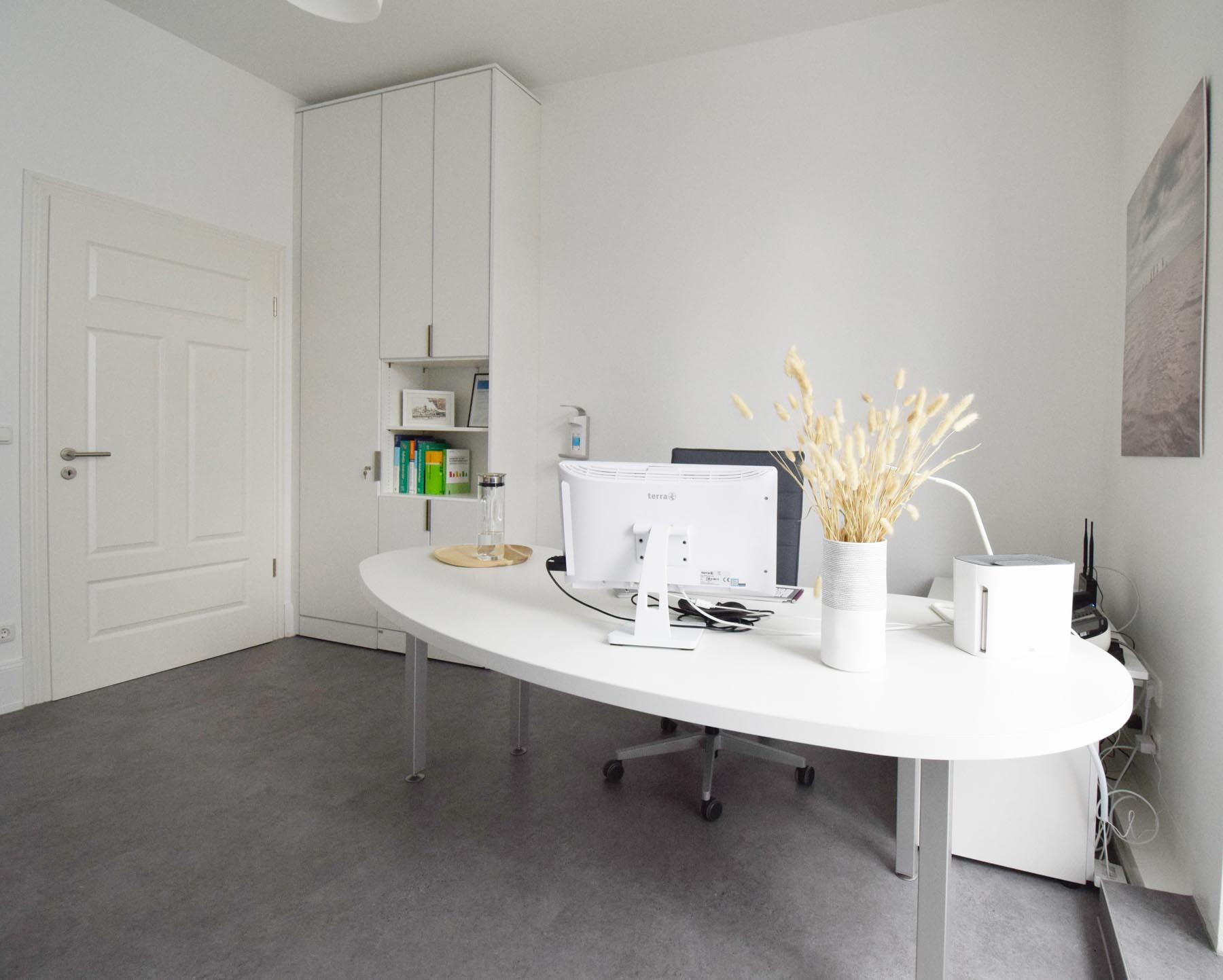 Arztzimmer bzw. Sprechzimmer oder Untersuchungsraum mit Möbeln von ip20 Praxiseinrichtung nach Maß.