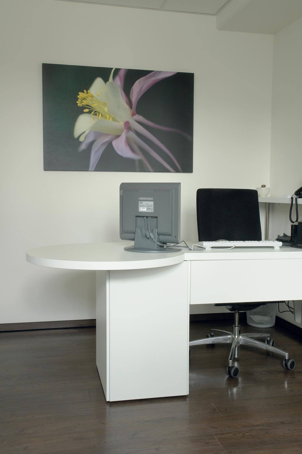 Arztzimmer bzw. Sprechzimmer oder Untersuchungsraum mit Möbeln von ip20 Praxiseinrichtung nach Maß.