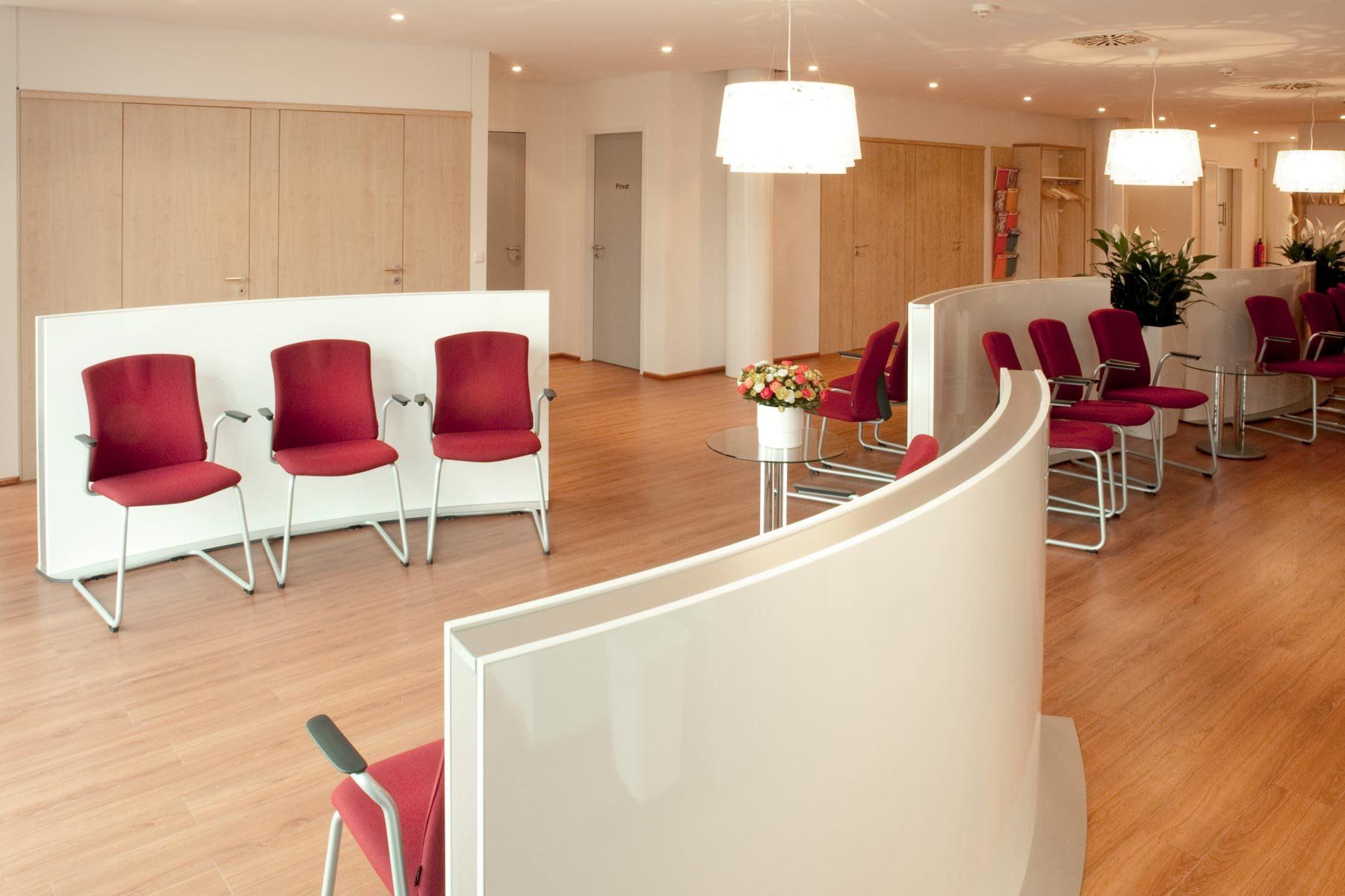 Wartezimmer mit Sitzmöbeln von ip20 Praxiseinrichtung nach Maß.