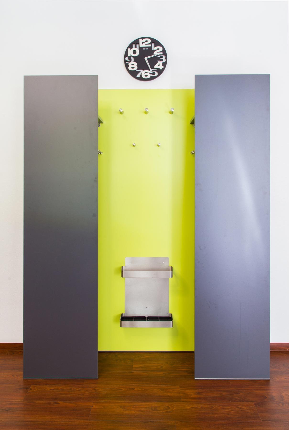 Wartezimmer mit Garderobe von ip20 Praxiseinrichtung nach Maß.