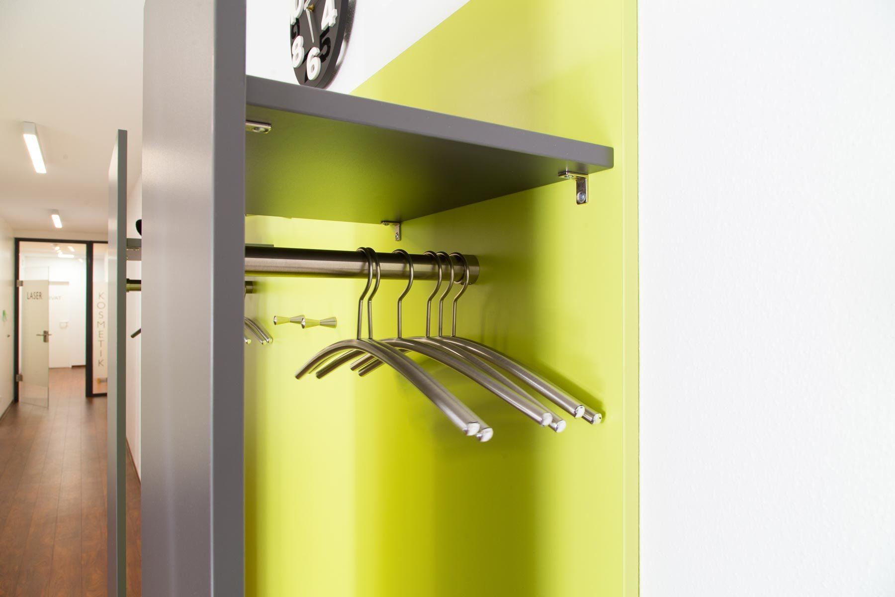 Wartezimmer mit Garderobe von ip20 Praxiseinrichtung nach Maß.