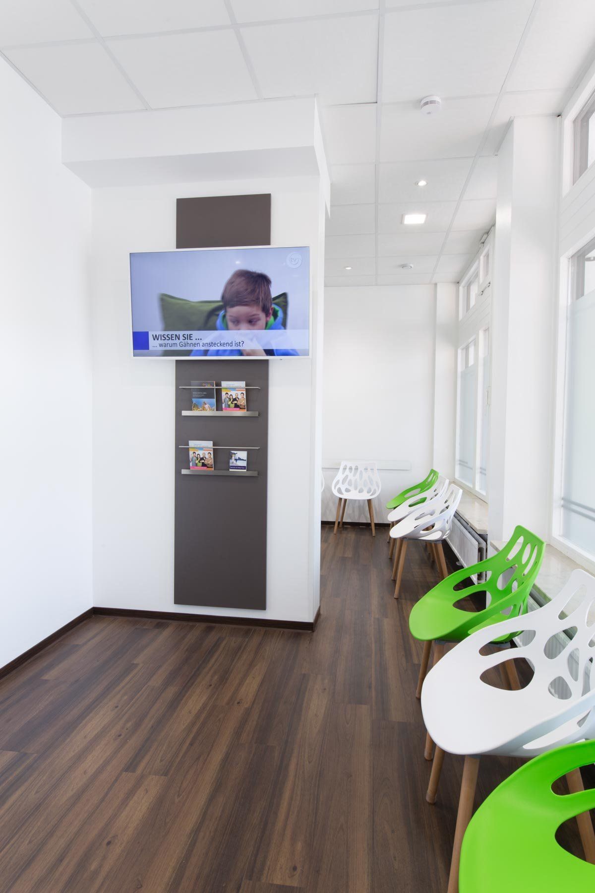 Wartezimmer mit Garderobe von ip20 Praxiseinrichtung nach Maß.